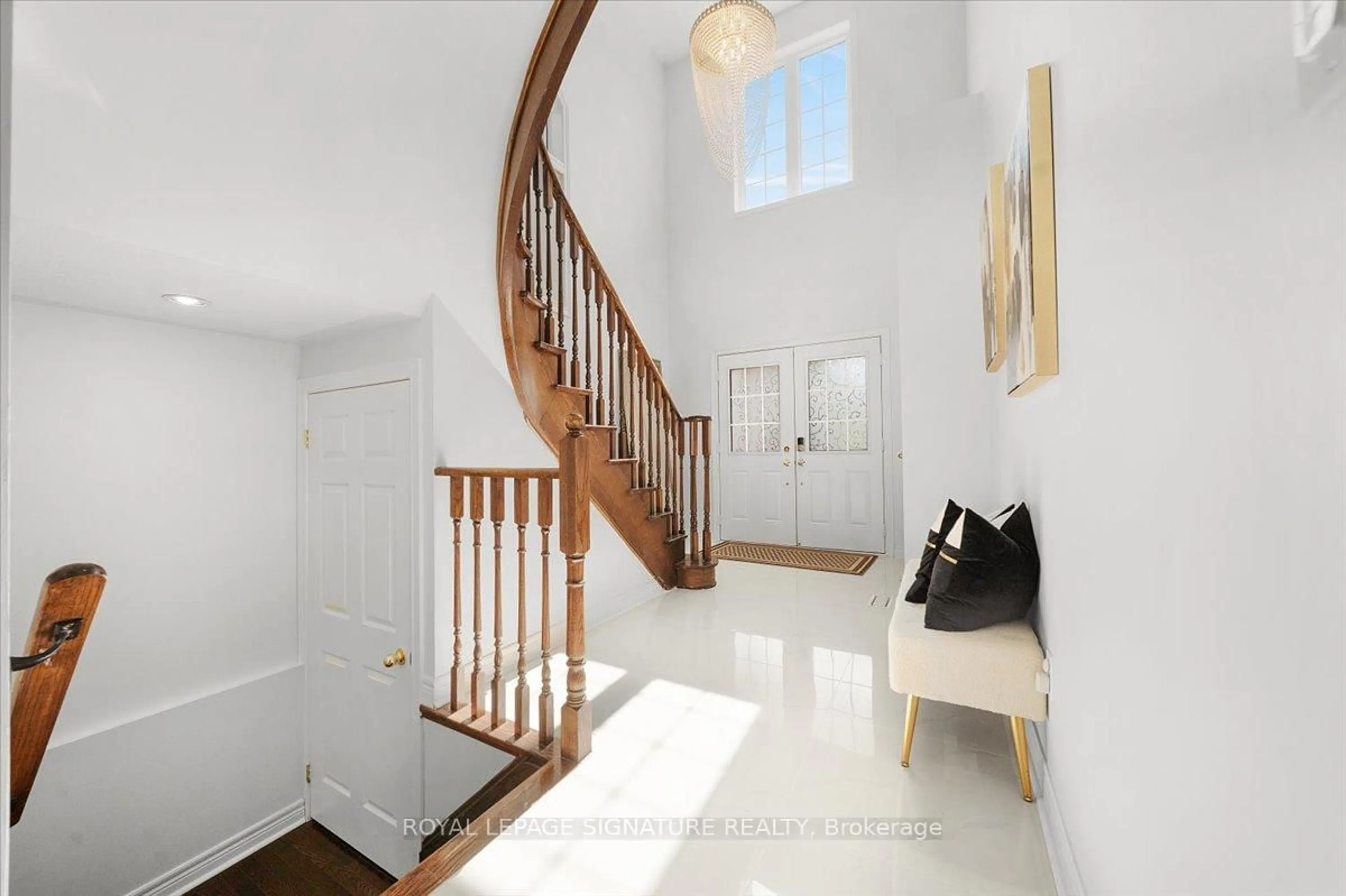 Indoor foyer for 482 Cedric Terr, Milton Ontario L9T 8P8