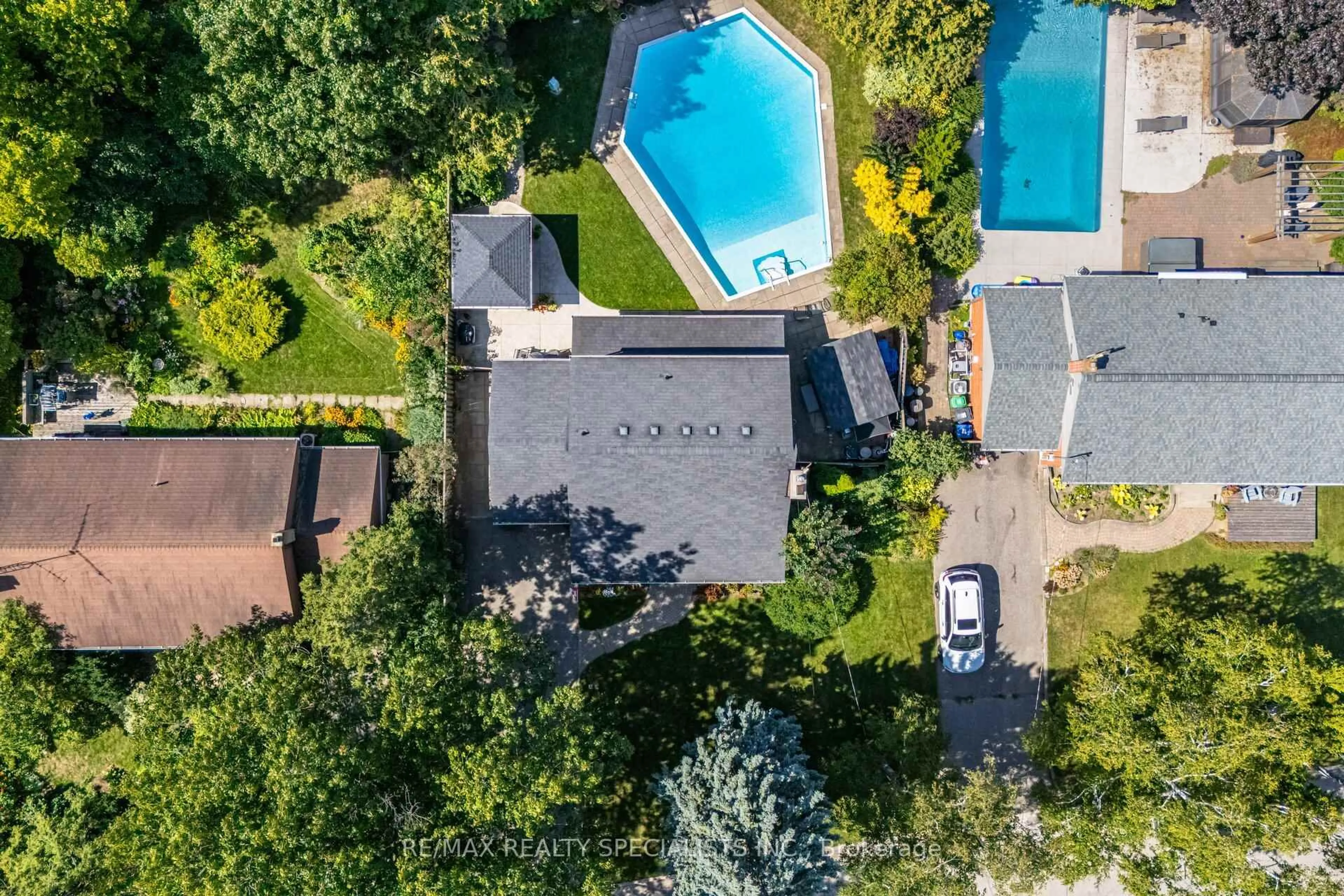 A pic from outside/outdoor area/front of a property/back of a property/a pic from drone, street for 457 Selsey Dr, Mississauga Ontario L5A 1B7
