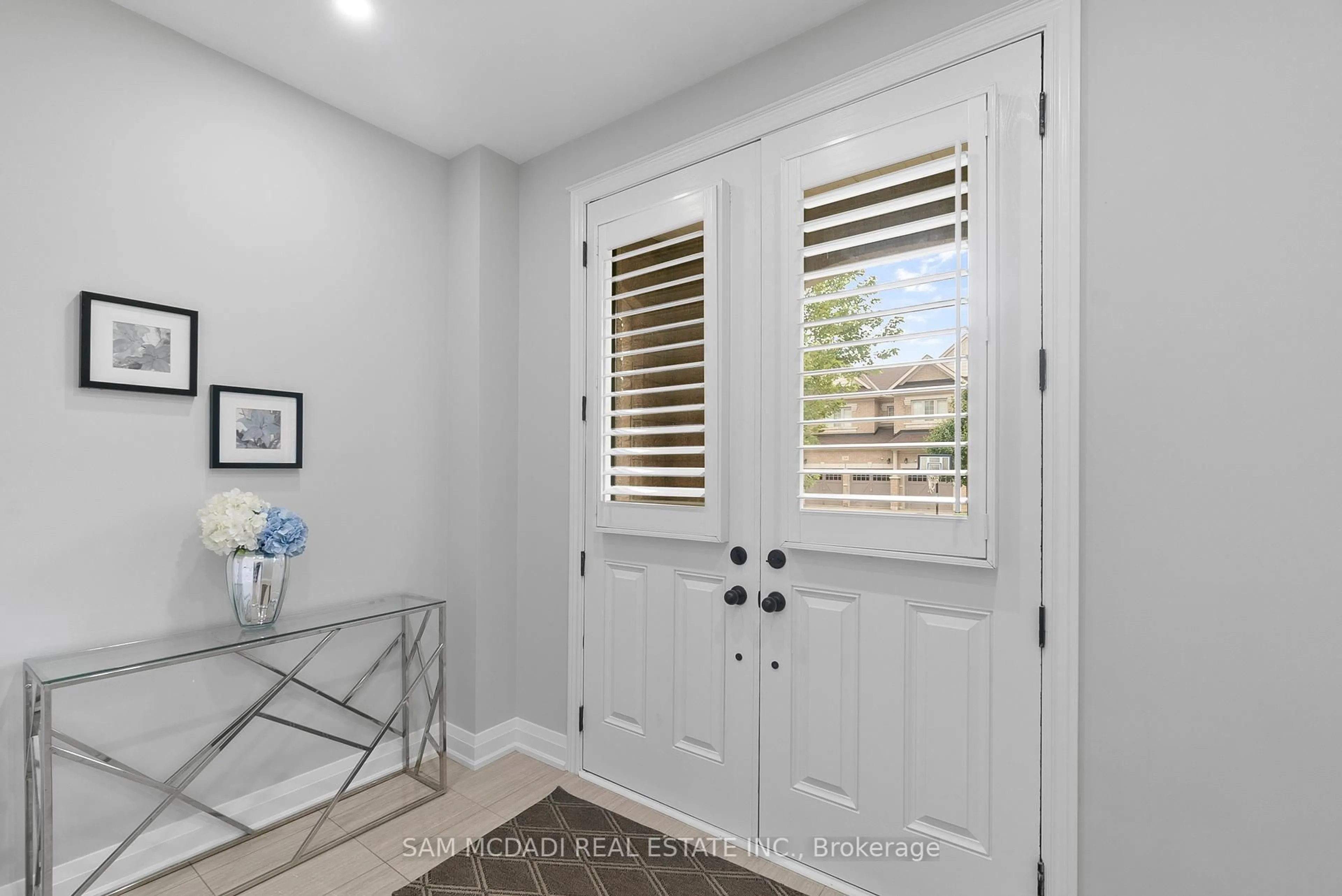 Indoor entryway for 573 Settlers Rd, Oakville Ontario L6M 1N7