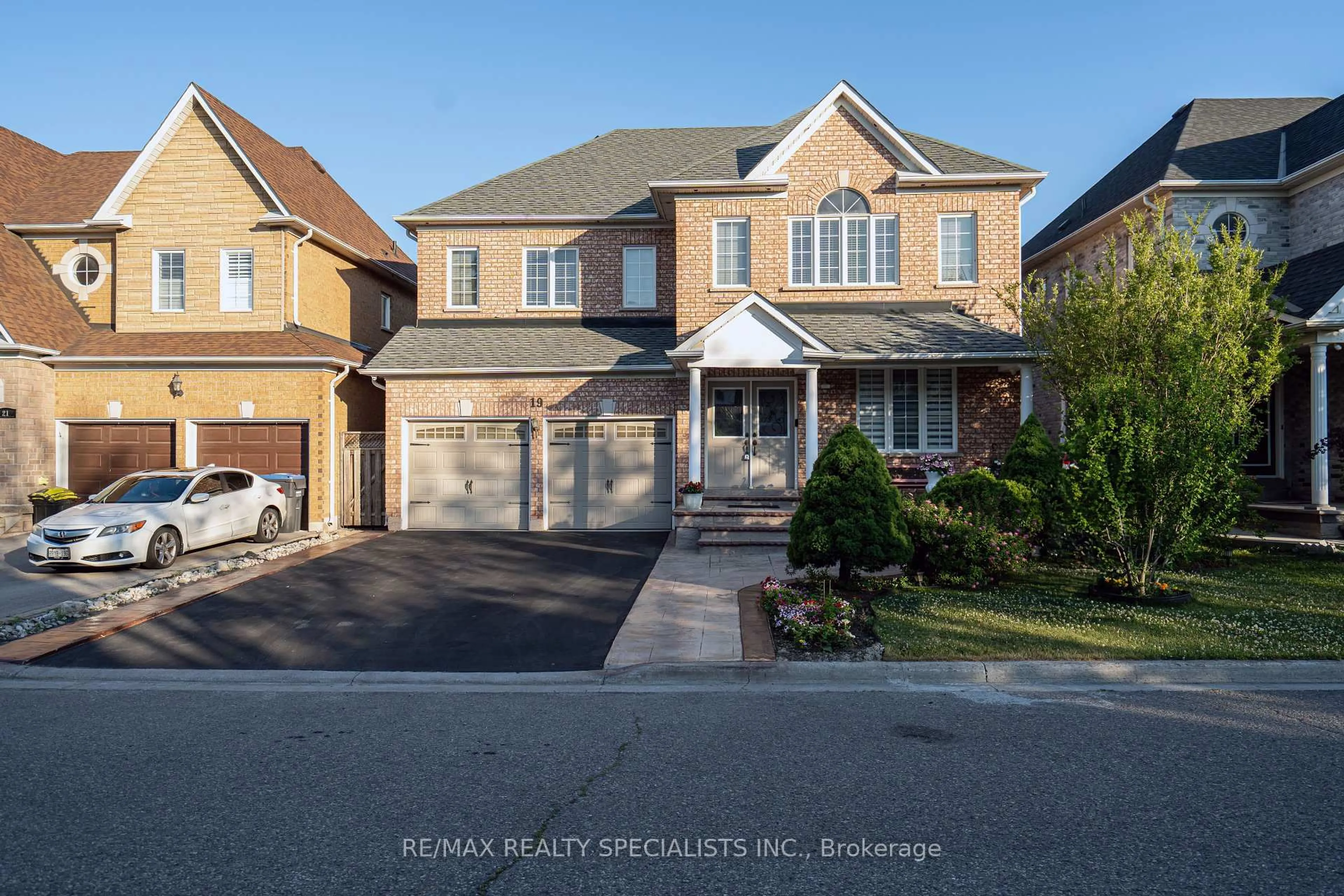 A pic from outside/outdoor area/front of a property/back of a property/a pic from drone, street for 19 Rushbrook Dr, Brampton Ontario L6P 1E4