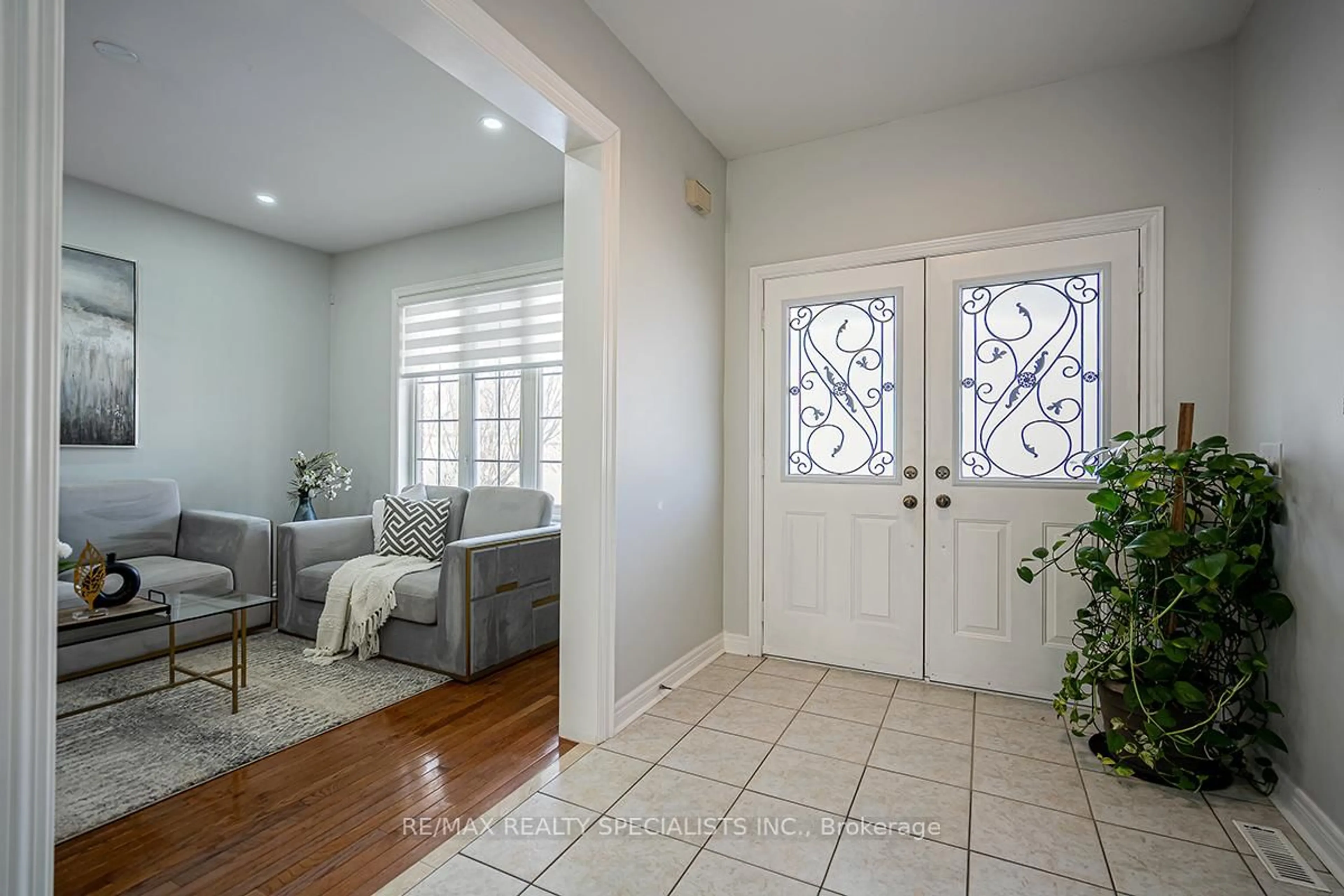 Indoor entryway for 19 Rushbrook Dr, Brampton Ontario L6P 1E4