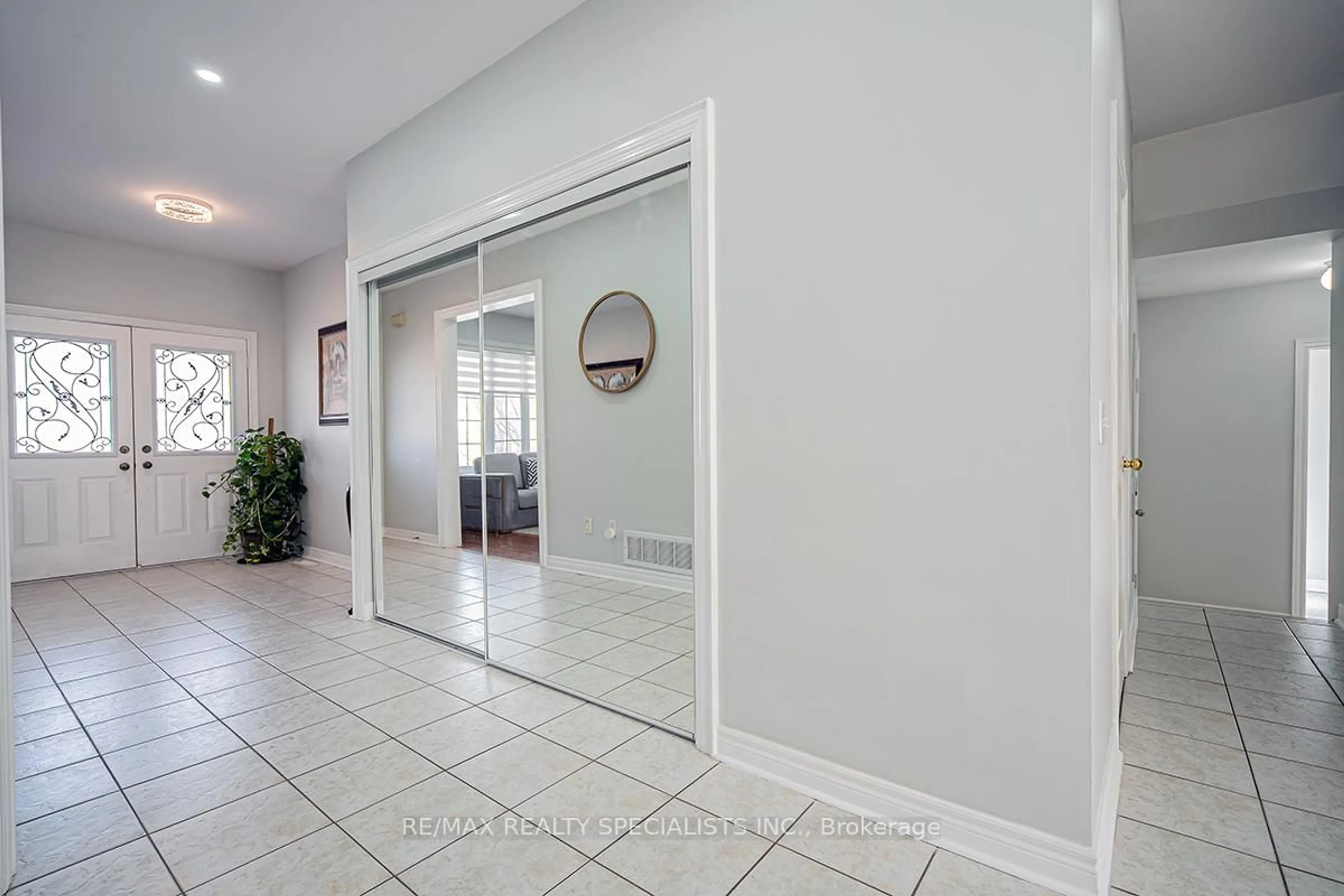 Indoor entryway for 19 Rushbrook Dr, Brampton Ontario L6P 1E4