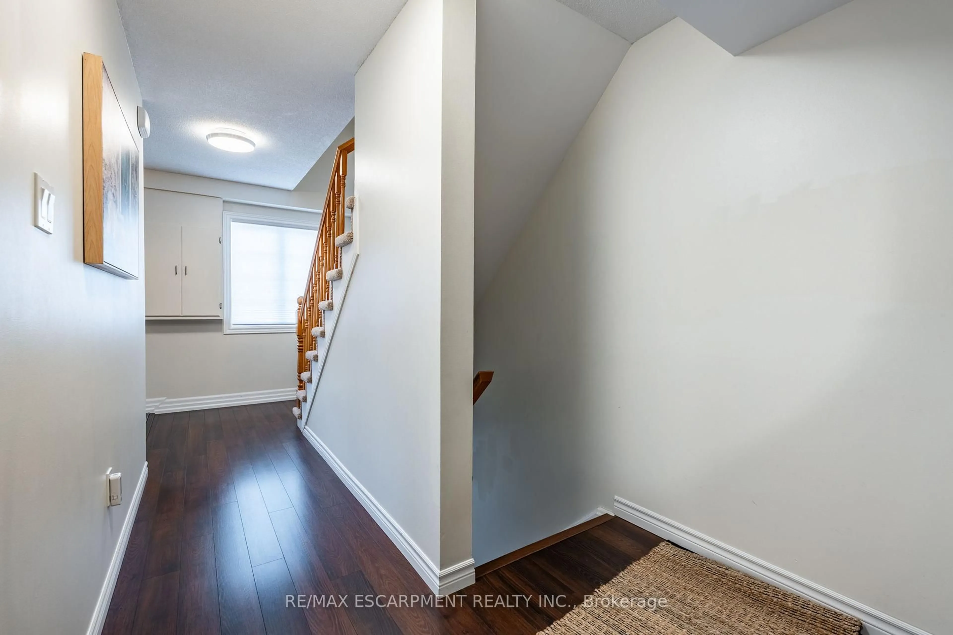 Indoor entryway for 2075 Walkers Line #235, Burlington Ontario L7M 4G7