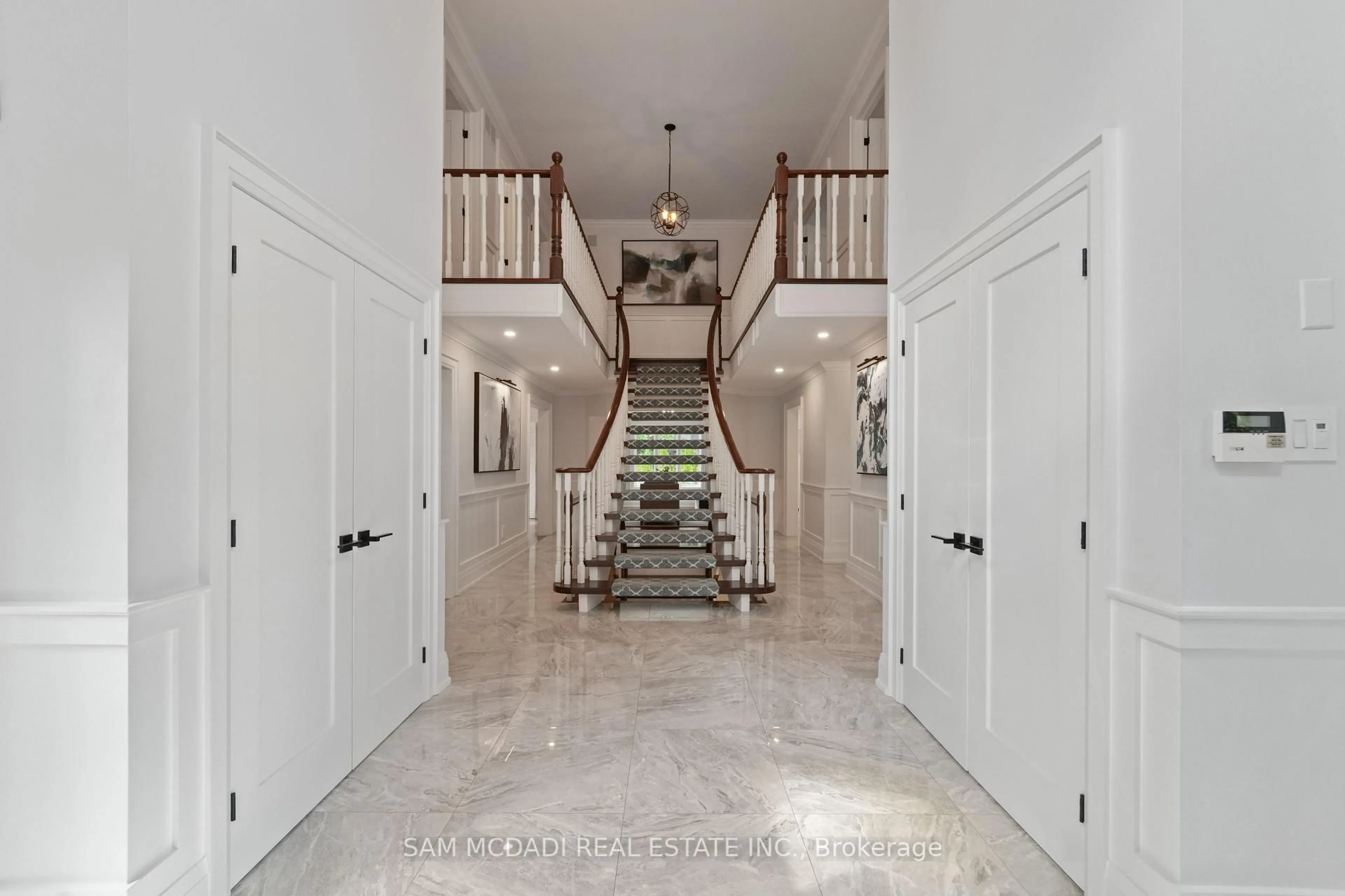 Indoor foyer for 1117 Fleet St, Mississauga Ontario L5H 3P4