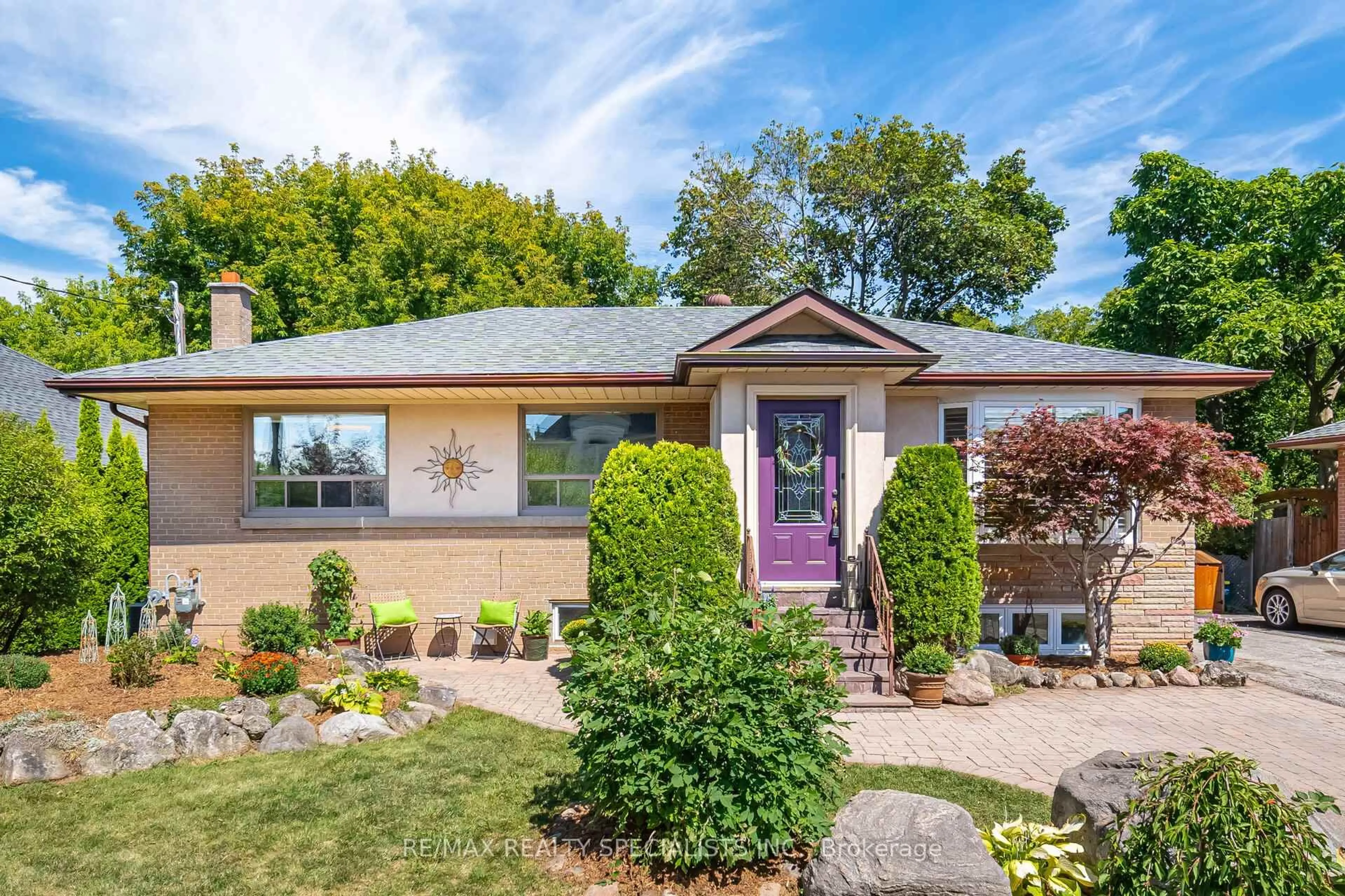 Home with vinyl exterior material, street for 1539 Pembroke Dr, Oakville Ontario L6H 1V6