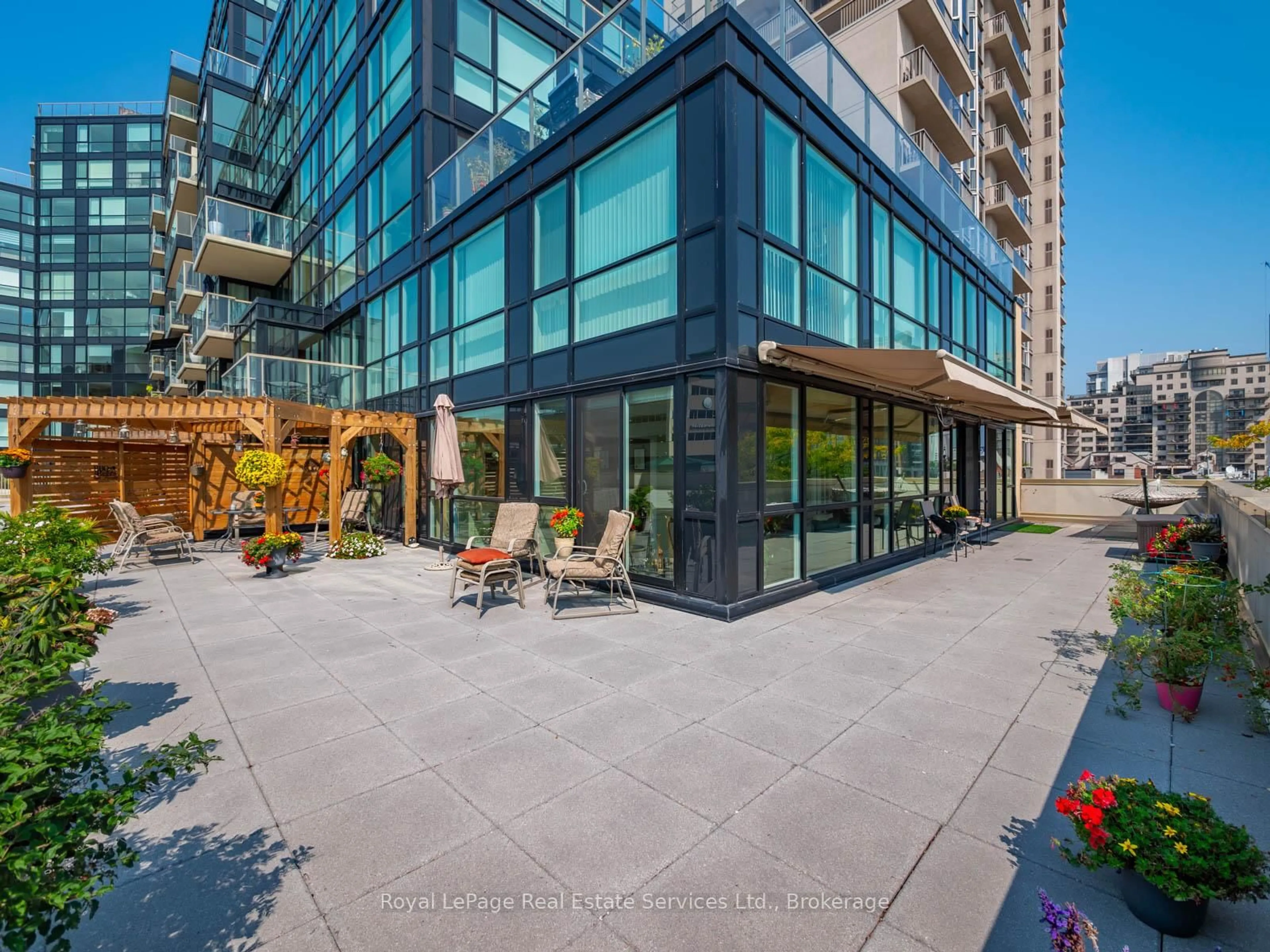 Patio, building for 415 Locust St #310, Burlington Ontario L7S 2J2