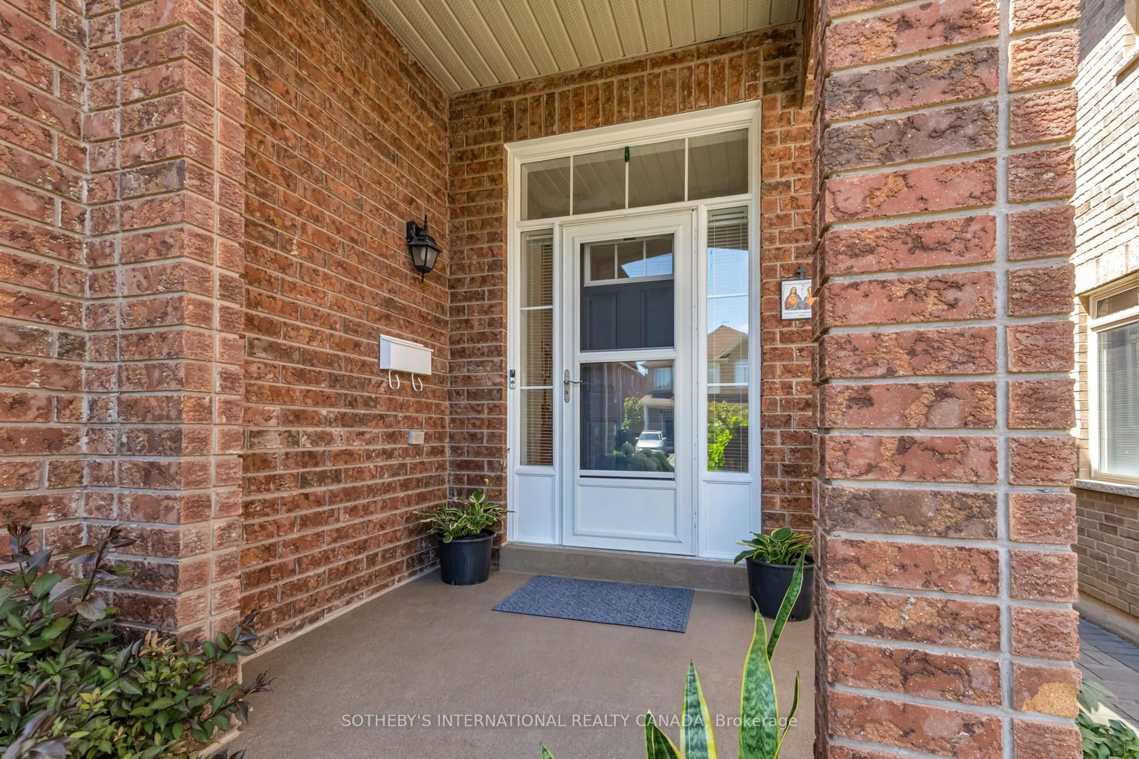 Indoor entryway for 3287 Sunlight St, Mississauga Ontario L5M 0G8