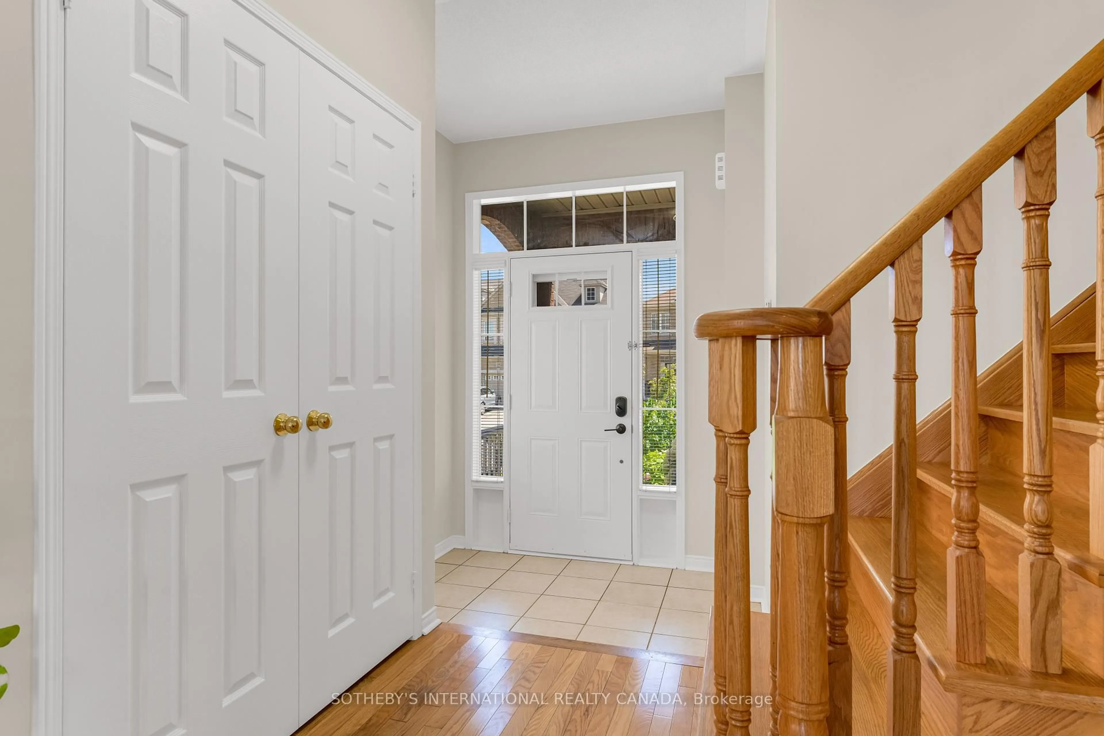 Indoor entryway for 3287 Sunlight St, Mississauga Ontario L5M 0G8