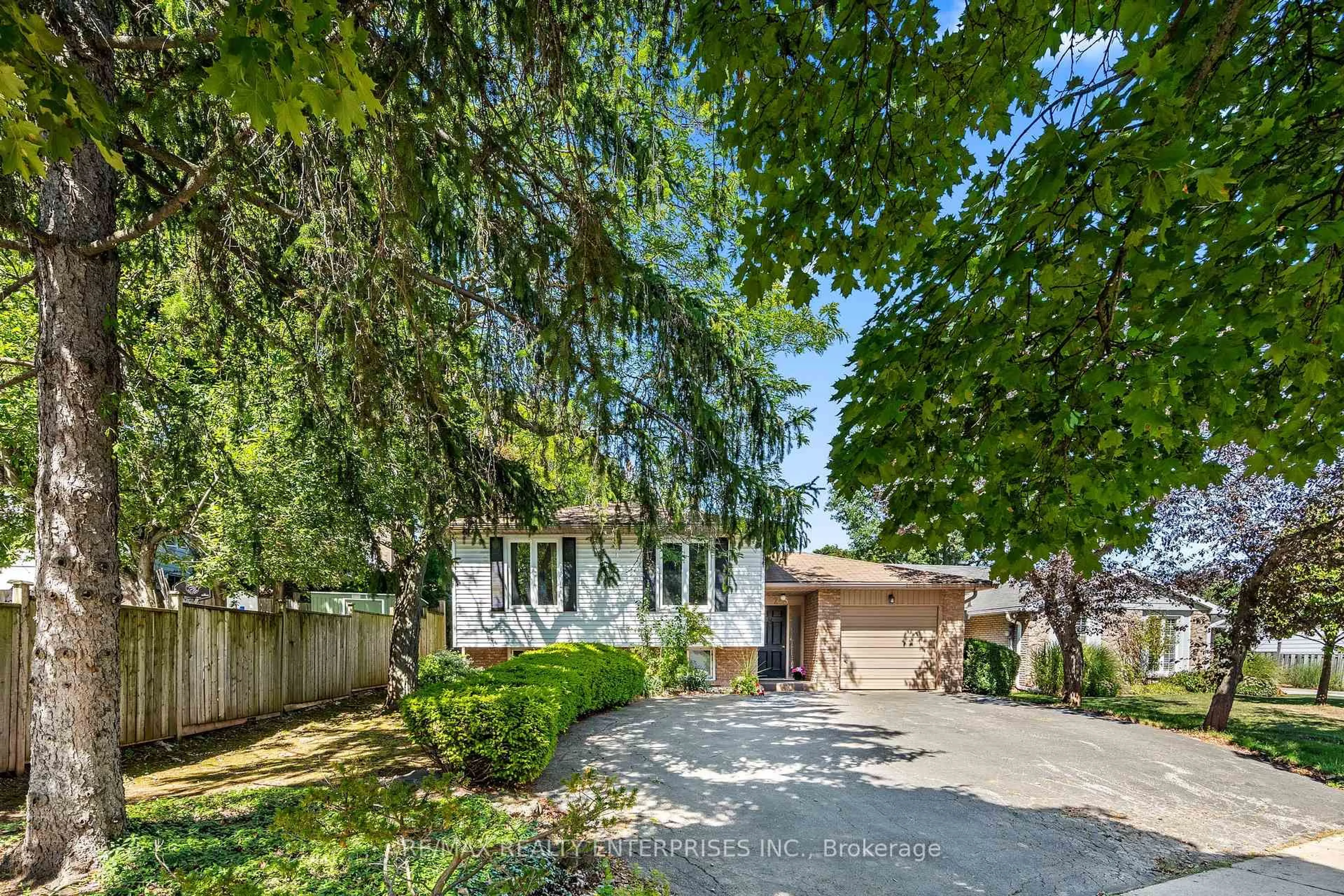 A pic from outside/outdoor area/front of a property/back of a property/a pic from drone, street for 1245 Lakeview Dr, Oakville Ontario L6H 2M7