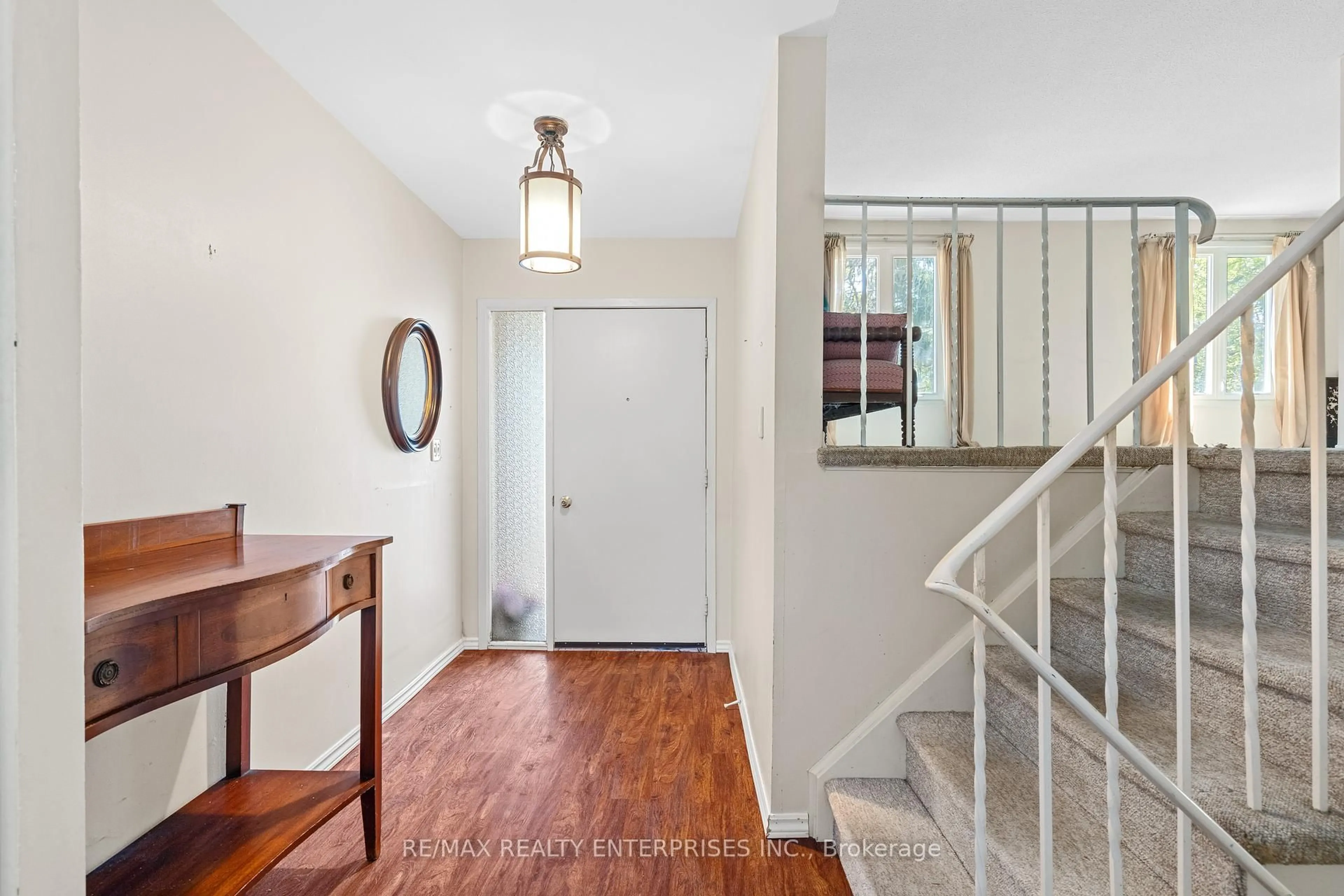 Indoor entryway for 1245 Lakeview Dr, Oakville Ontario L6H 2M7