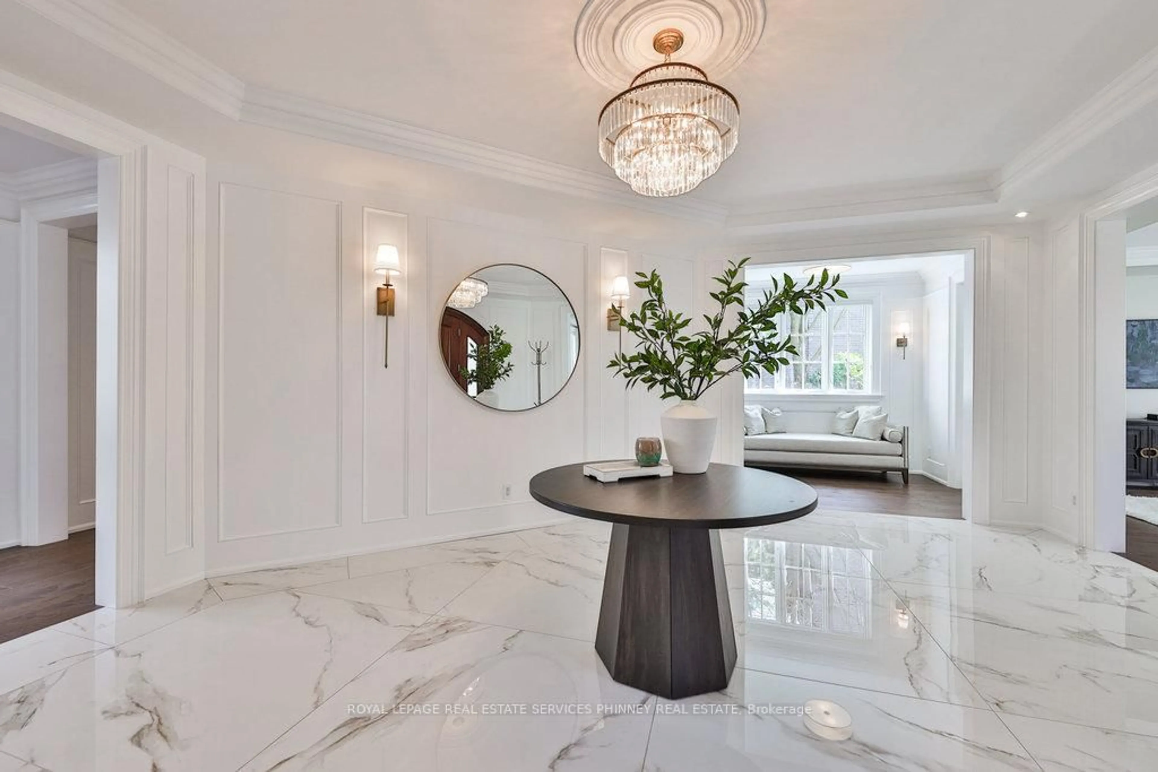 Indoor entryway for 1257 Tecumseh Park Dr, Mississauga Ontario L5H 2W5