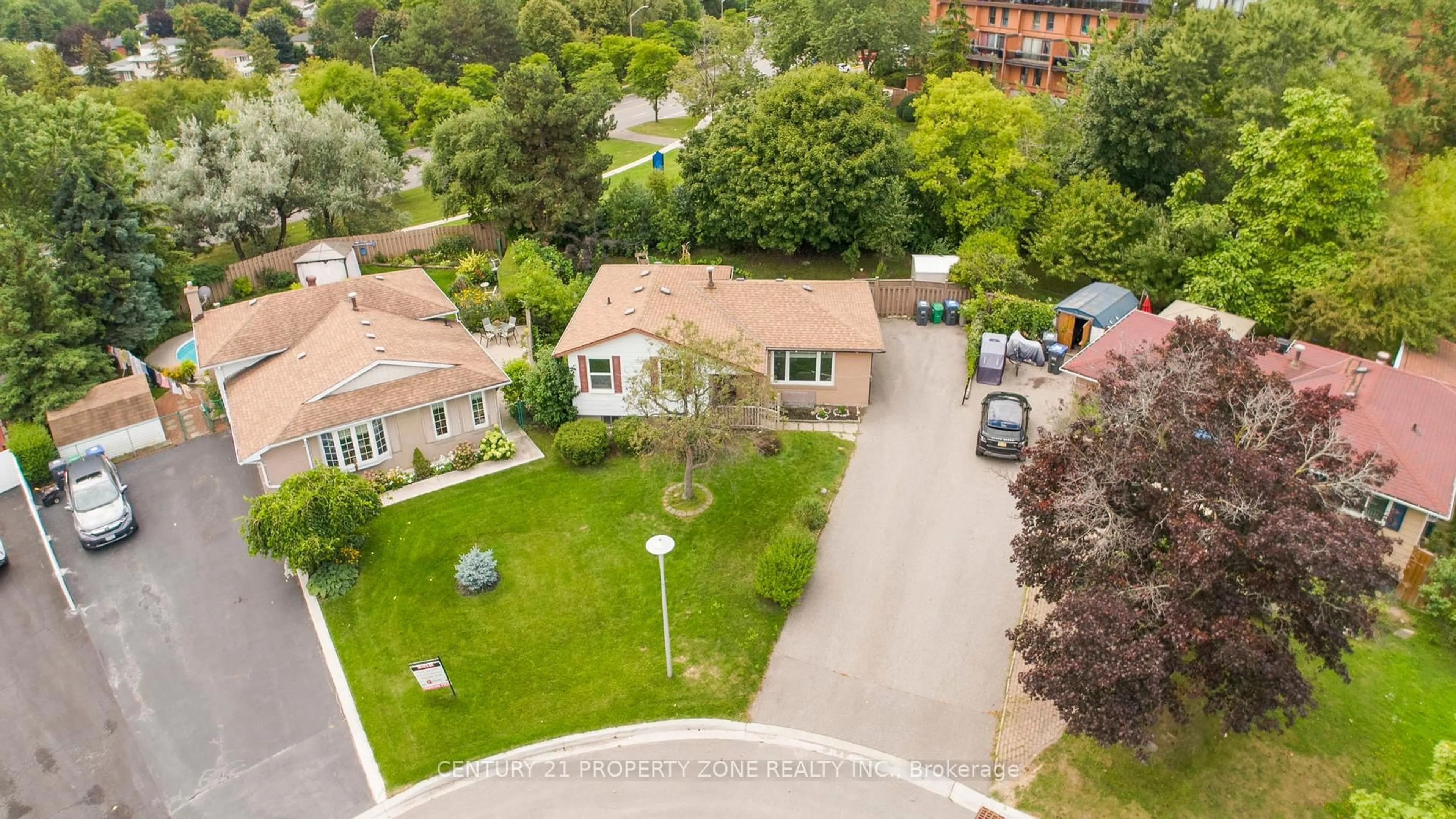 A pic from outside/outdoor area/front of a property/back of a property/a pic from drone, street for 29 Finchley Cres, Brampton Ontario L6T 3P5