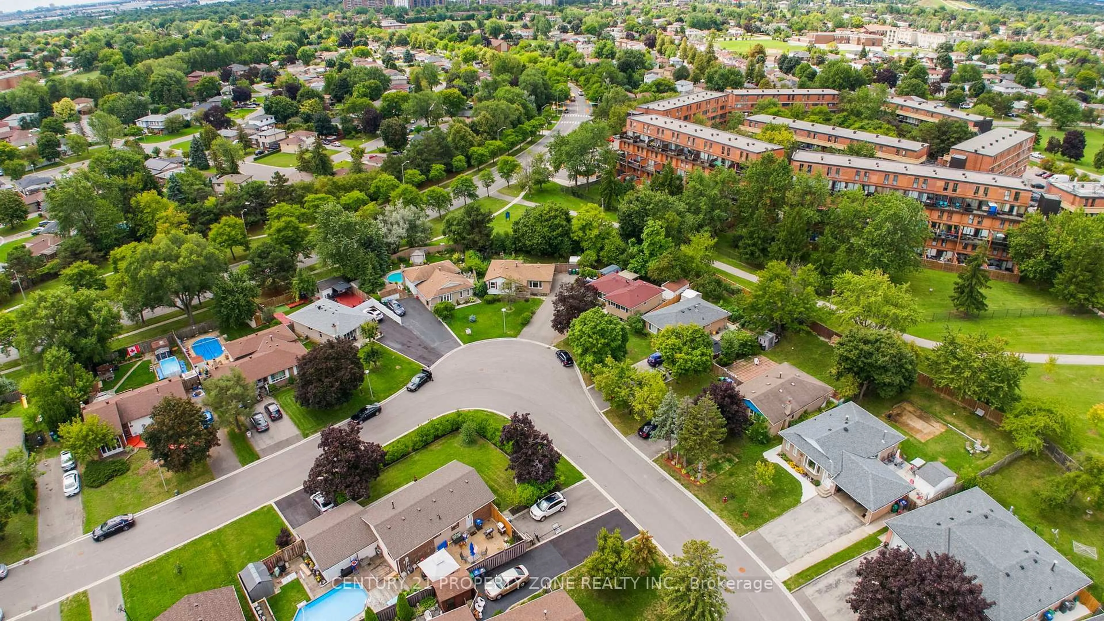 A pic from outside/outdoor area/front of a property/back of a property/a pic from drone, street for 29 Finchley Cres, Brampton Ontario L6T 3P5