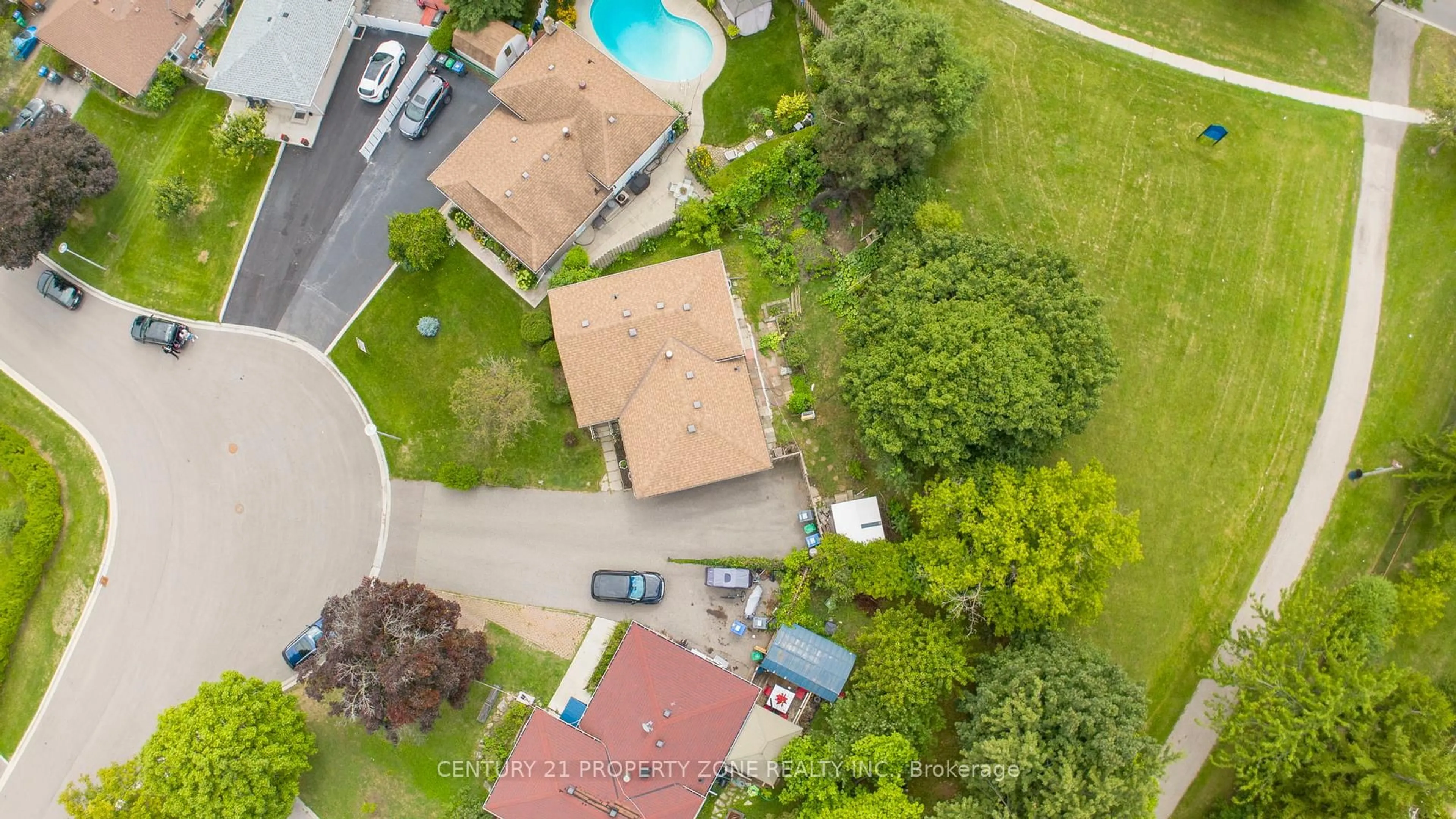 A pic from outside/outdoor area/front of a property/back of a property/a pic from drone, unknown for 29 Finchley Cres, Brampton Ontario L6T 3P5