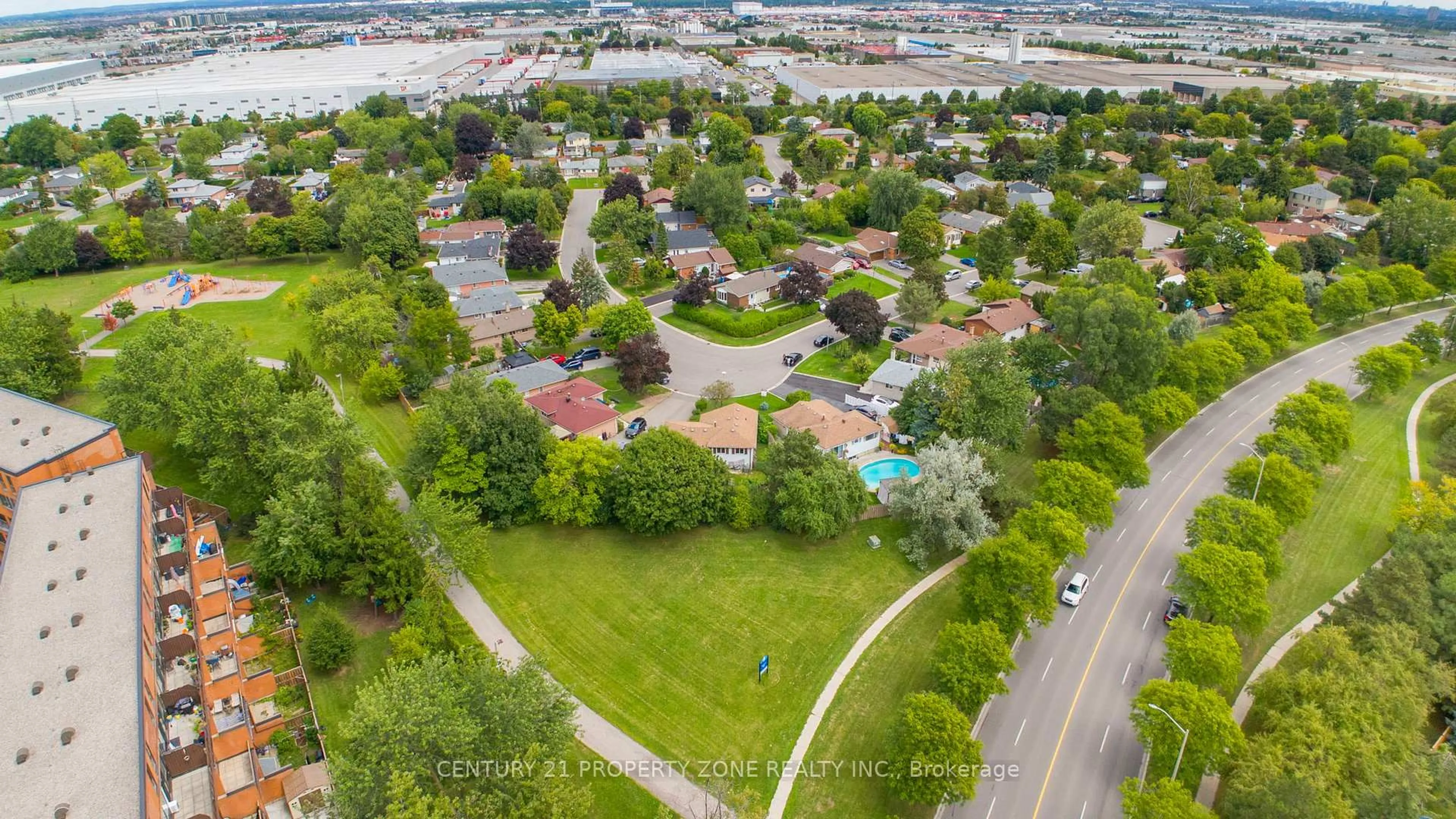 A pic from outside/outdoor area/front of a property/back of a property/a pic from drone, city buildings view from balcony for 29 Finchley Cres, Brampton Ontario L6T 3P5