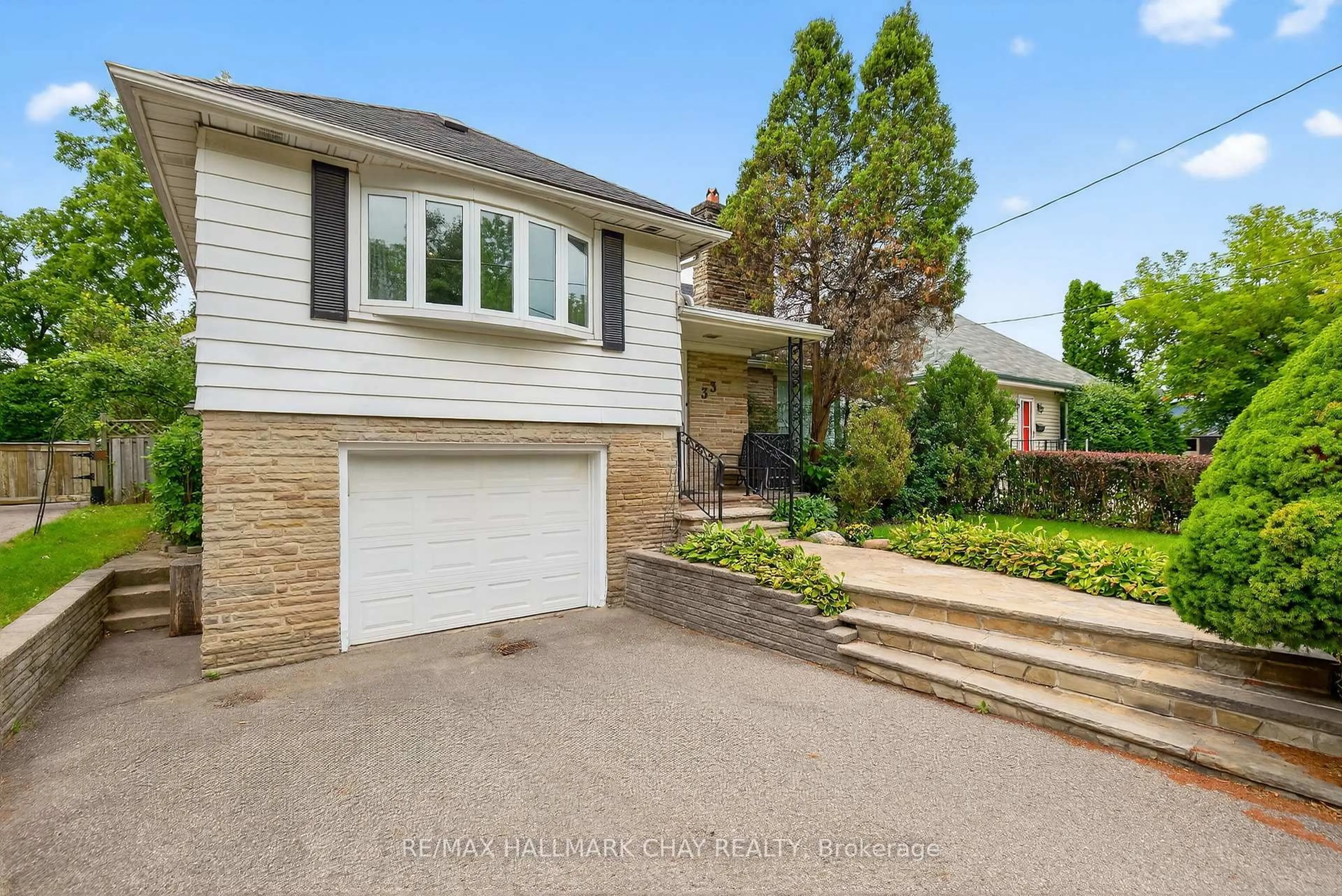 Home with brick exterior material, street for 33 Mill St, Brampton Ontario L6Y 1S7