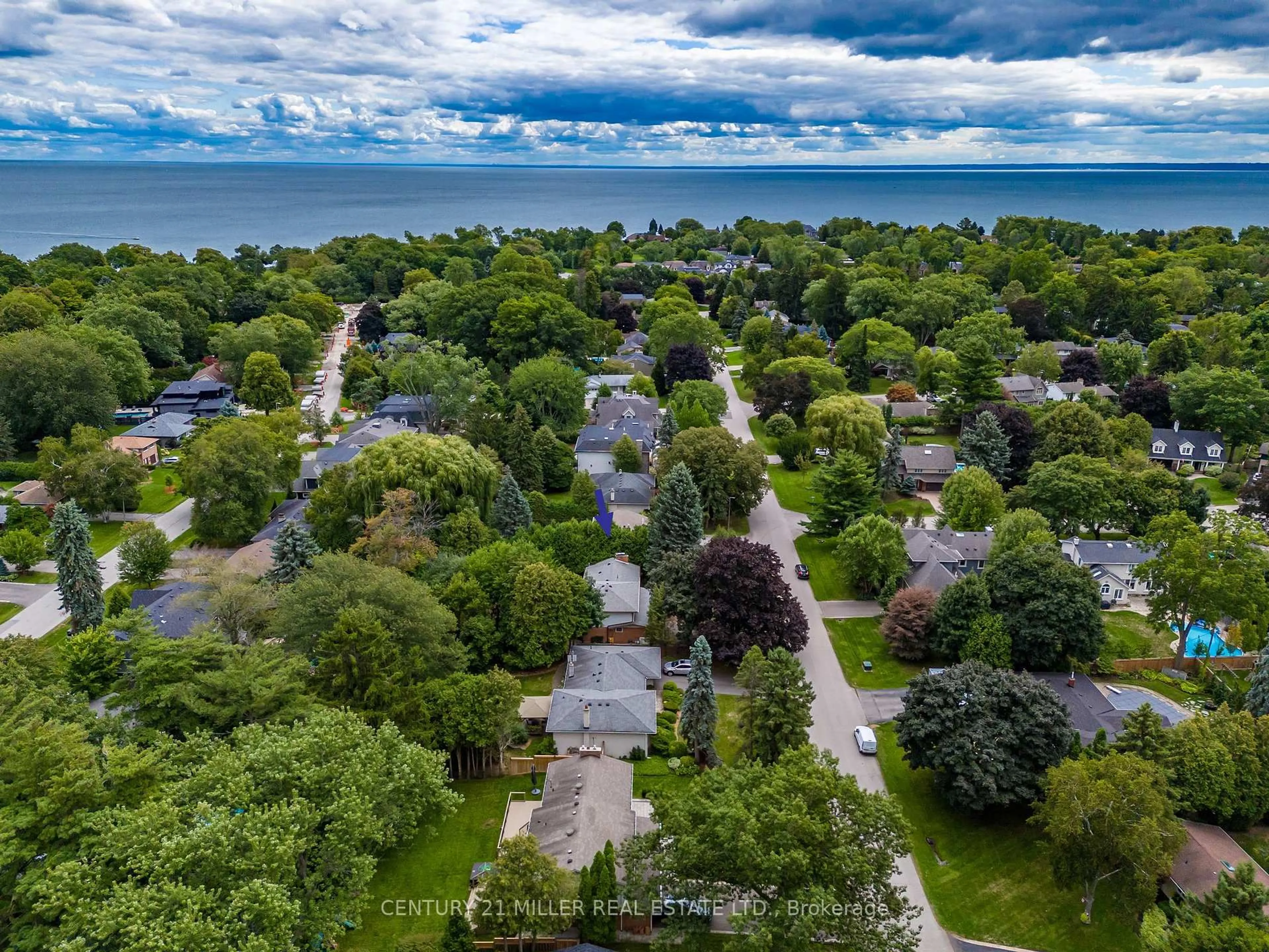 A pic from outside/outdoor area/front of a property/back of a property/a pic from drone, water/lake/river/ocean view for 139 Walby Dr, Oakville Ontario L6L 4C9