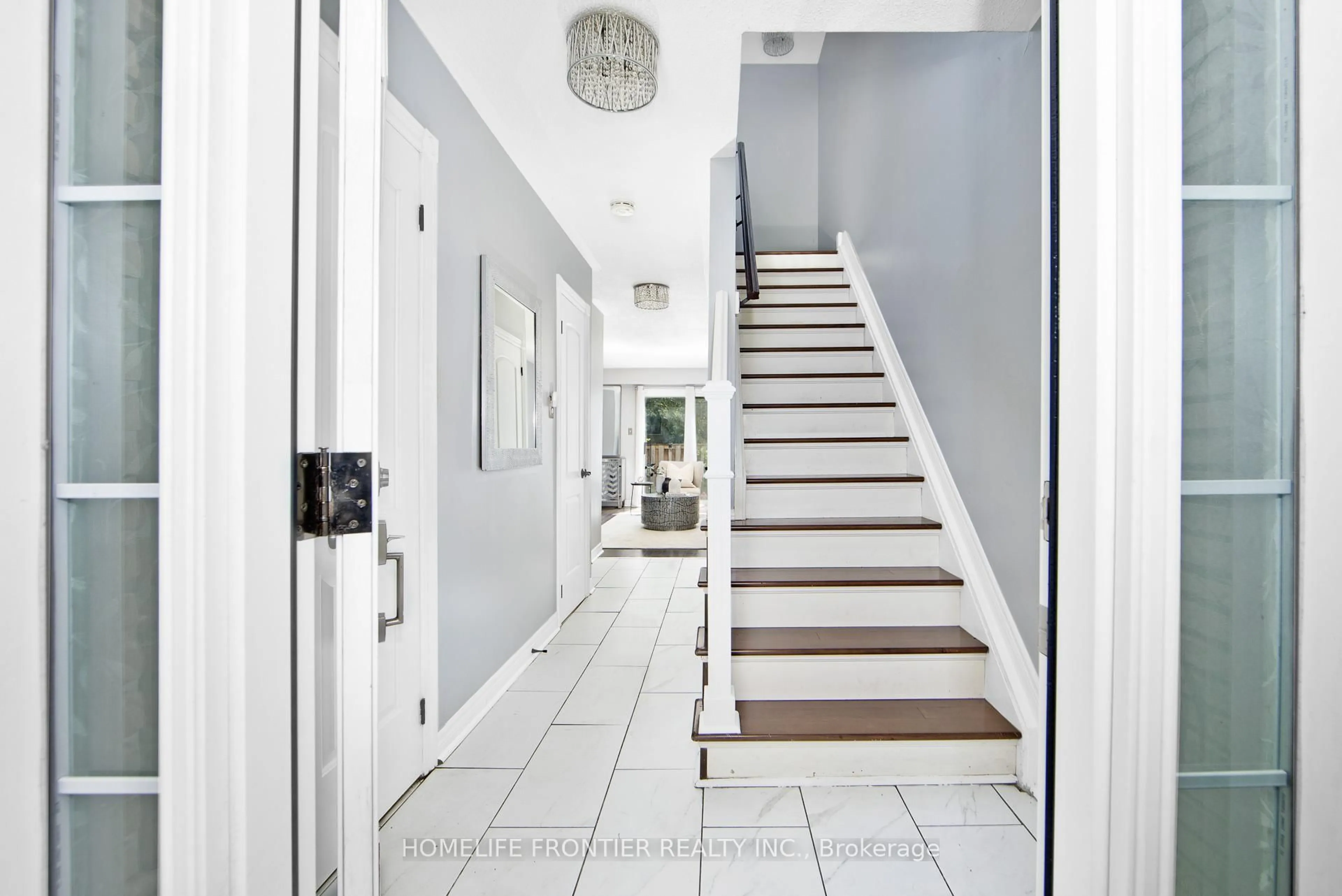 Indoor entryway for 3400 Rhonda Valy #TH59, Mississauga Ontario L5A 3L9