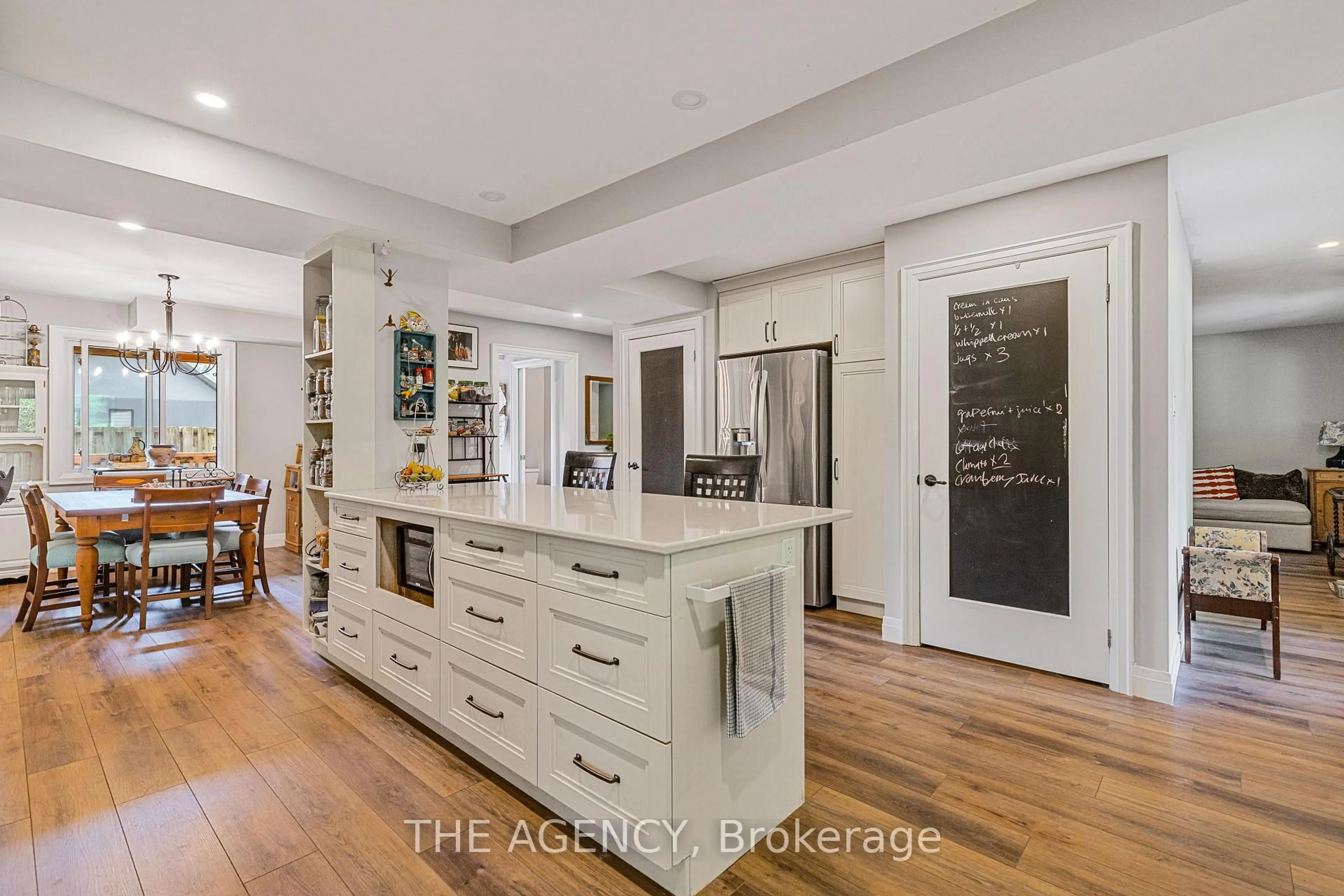 Open concept kitchen, unknown for 14121 Third Line, Halton Hills Ontario L7J 2X3