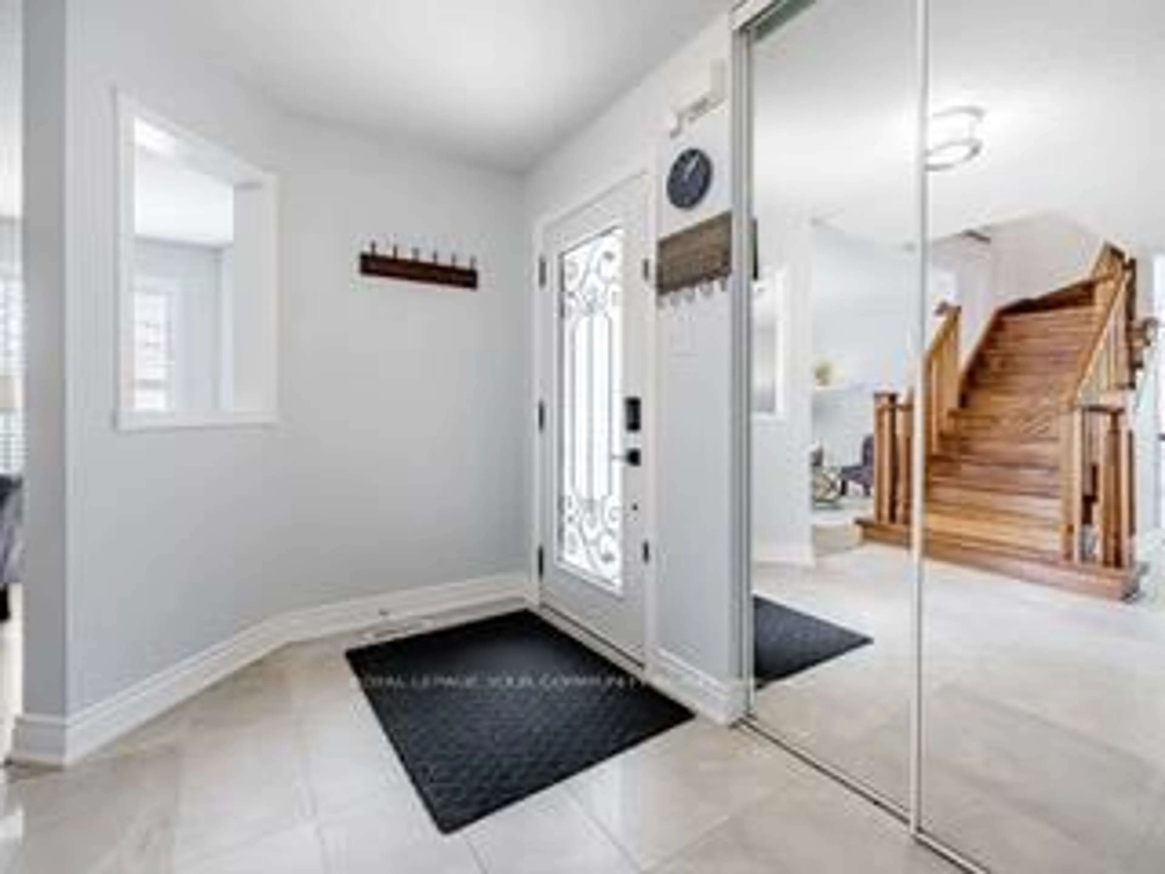 Indoor entryway for 5541 Bollington Dr, Mississauga Ontario L5V 2H3