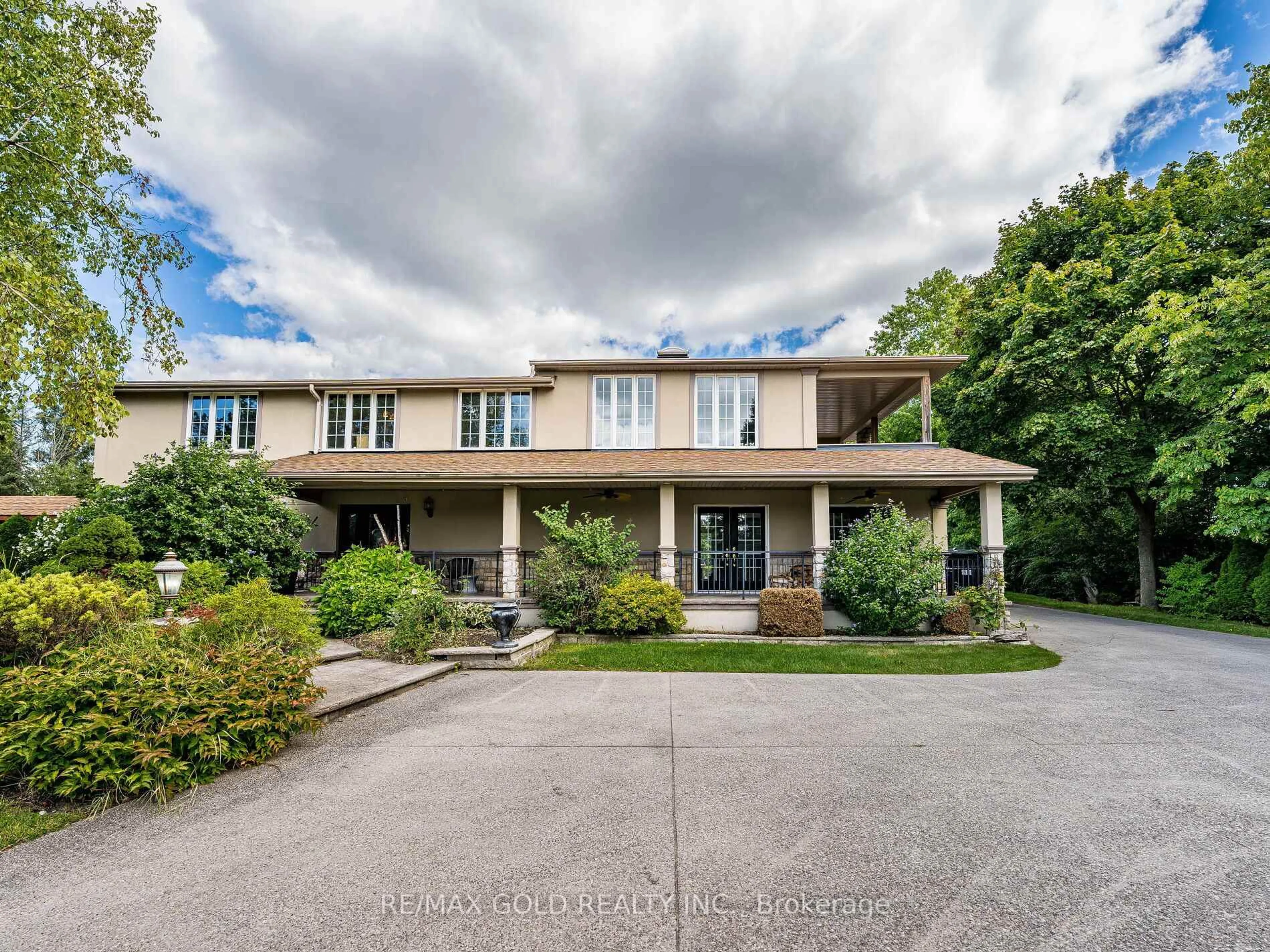A pic from outside/outdoor area/front of a property/back of a property/a pic from drone, street for 110 Palmer Circ, Caledon Ontario L7E 0A5
