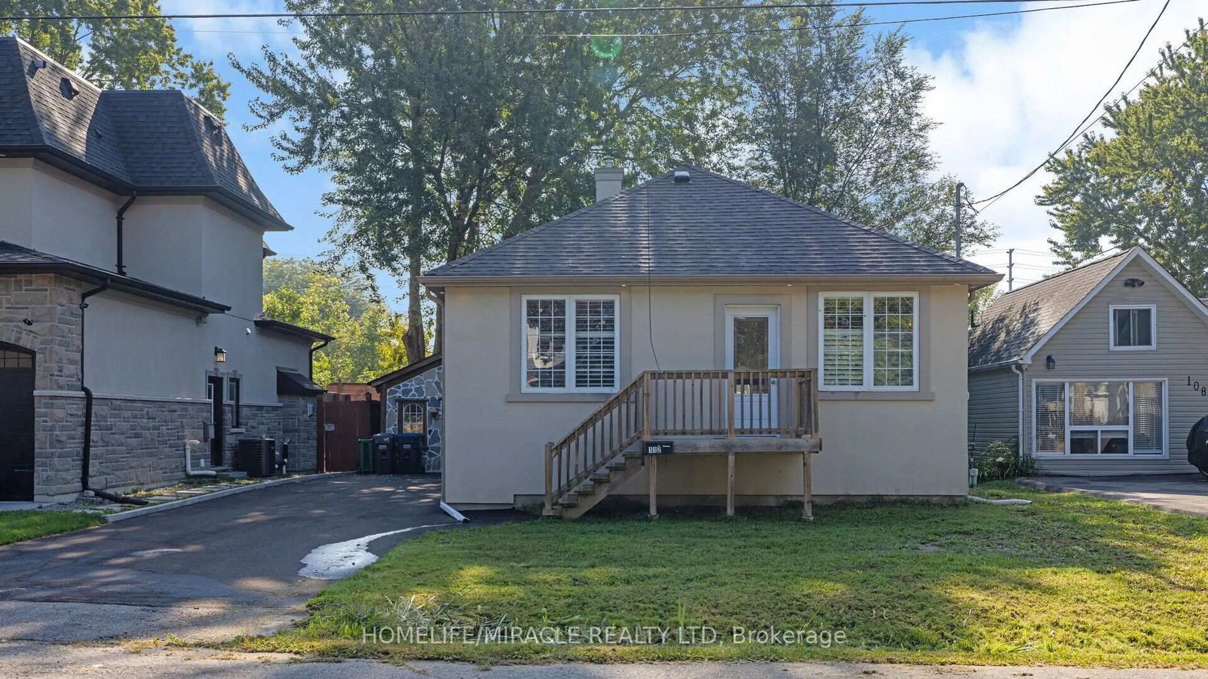 Home with vinyl exterior material, street for 112 Troy St, Mississauga Ontario L5G 1S7