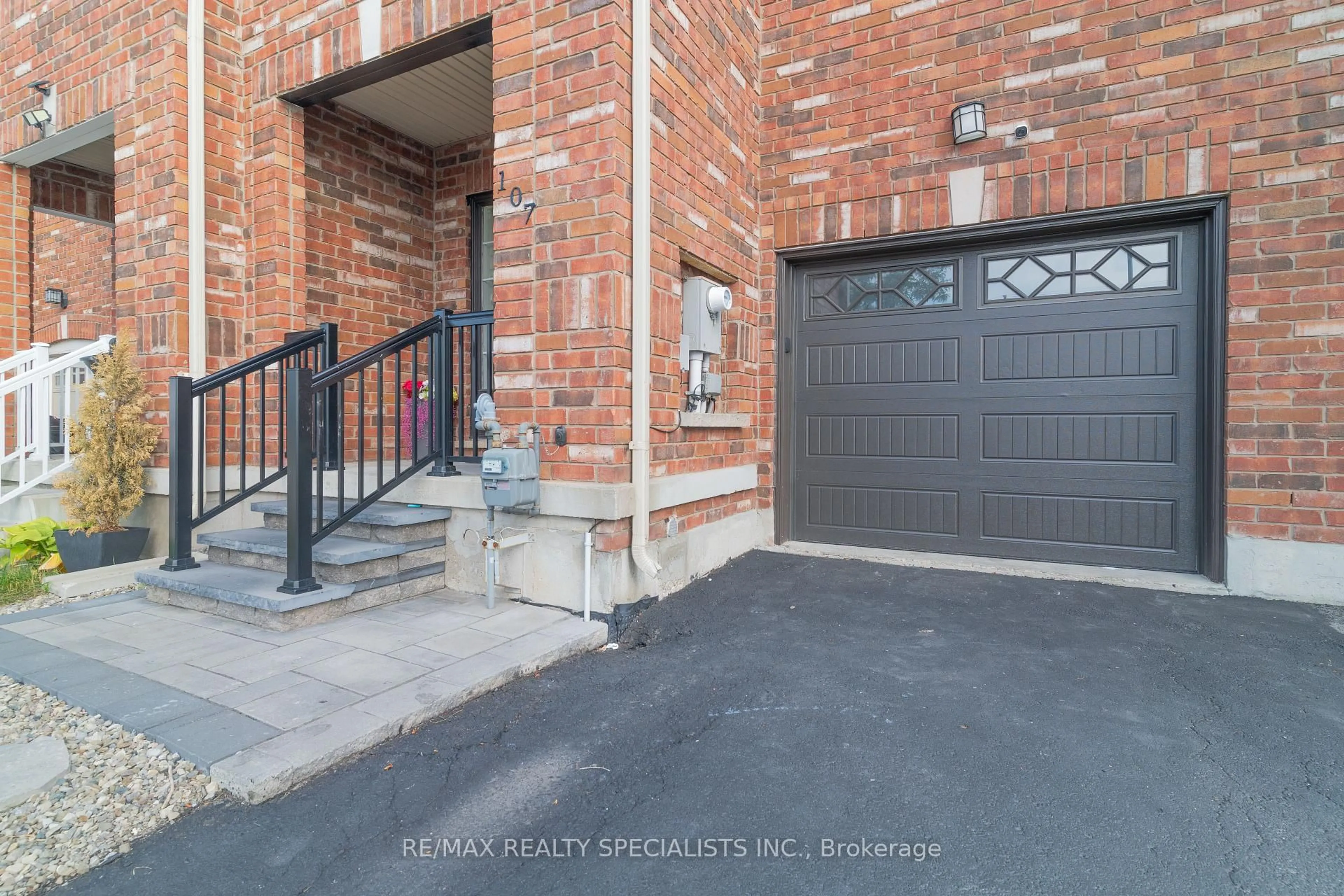 Indoor entryway for 107 Frenchpark Circ, Brampton Ontario L6X 0Y5