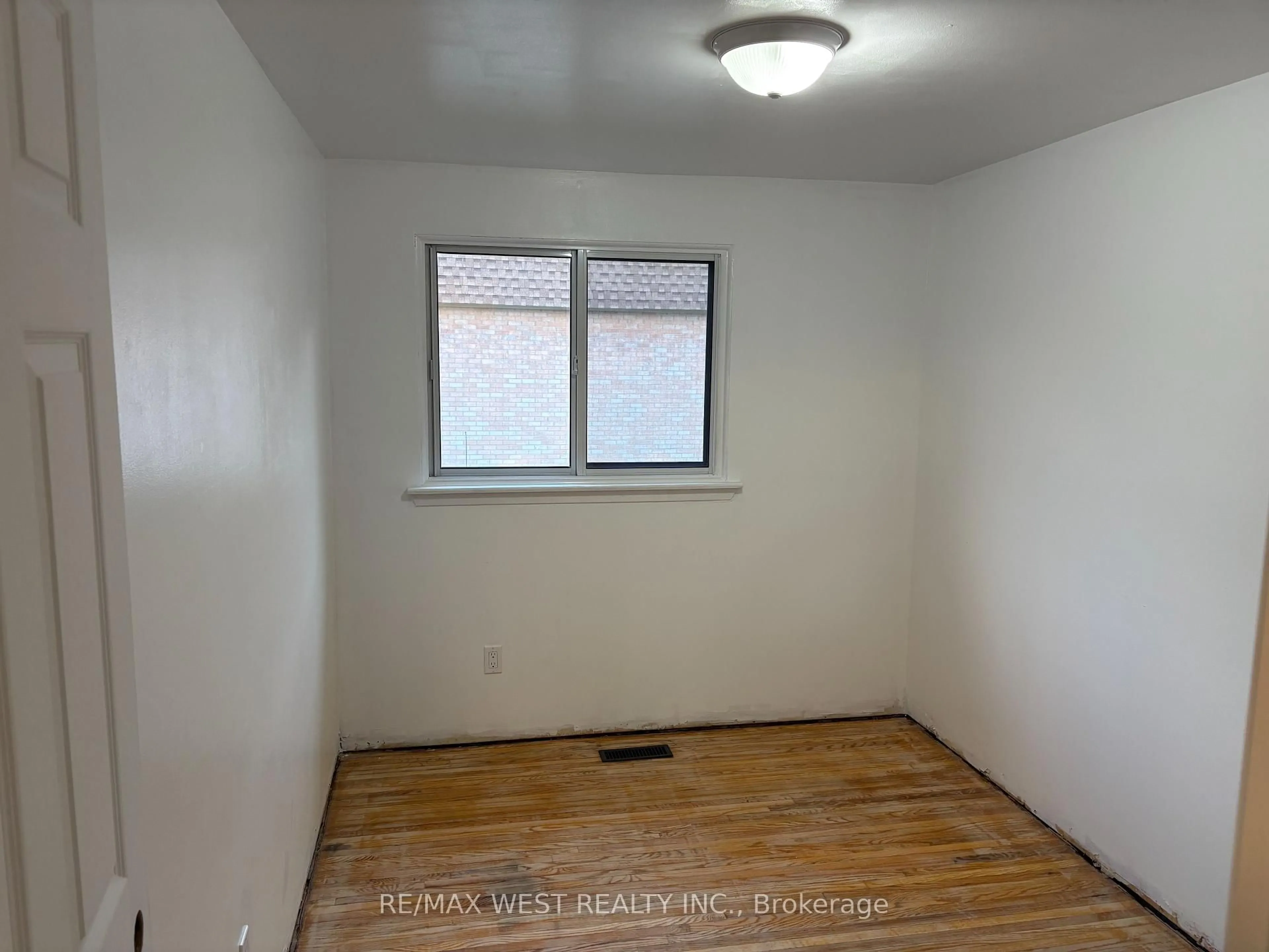 A pic of a room for 346 Fleetwood Cres, Brampton Ontario L6T 2E7