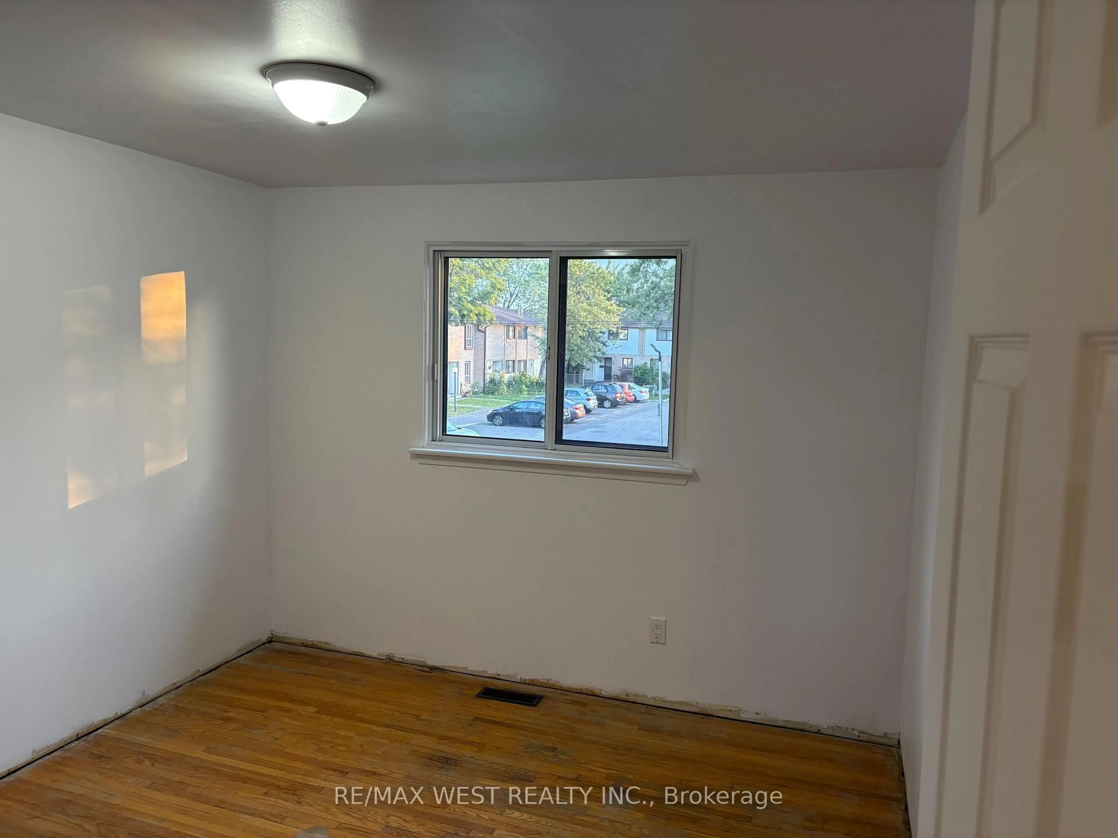 A pic of a room for 346 Fleetwood Cres, Brampton Ontario L6T 2E7