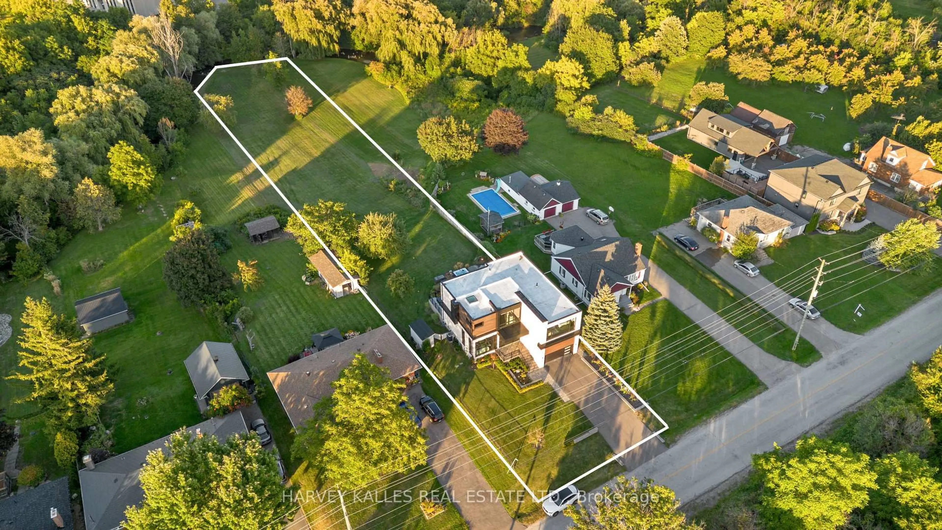 A pic from outside/outdoor area/front of a property/back of a property/a pic from drone, street for 29 Peru Rd, Milton Ontario L9T 2V5