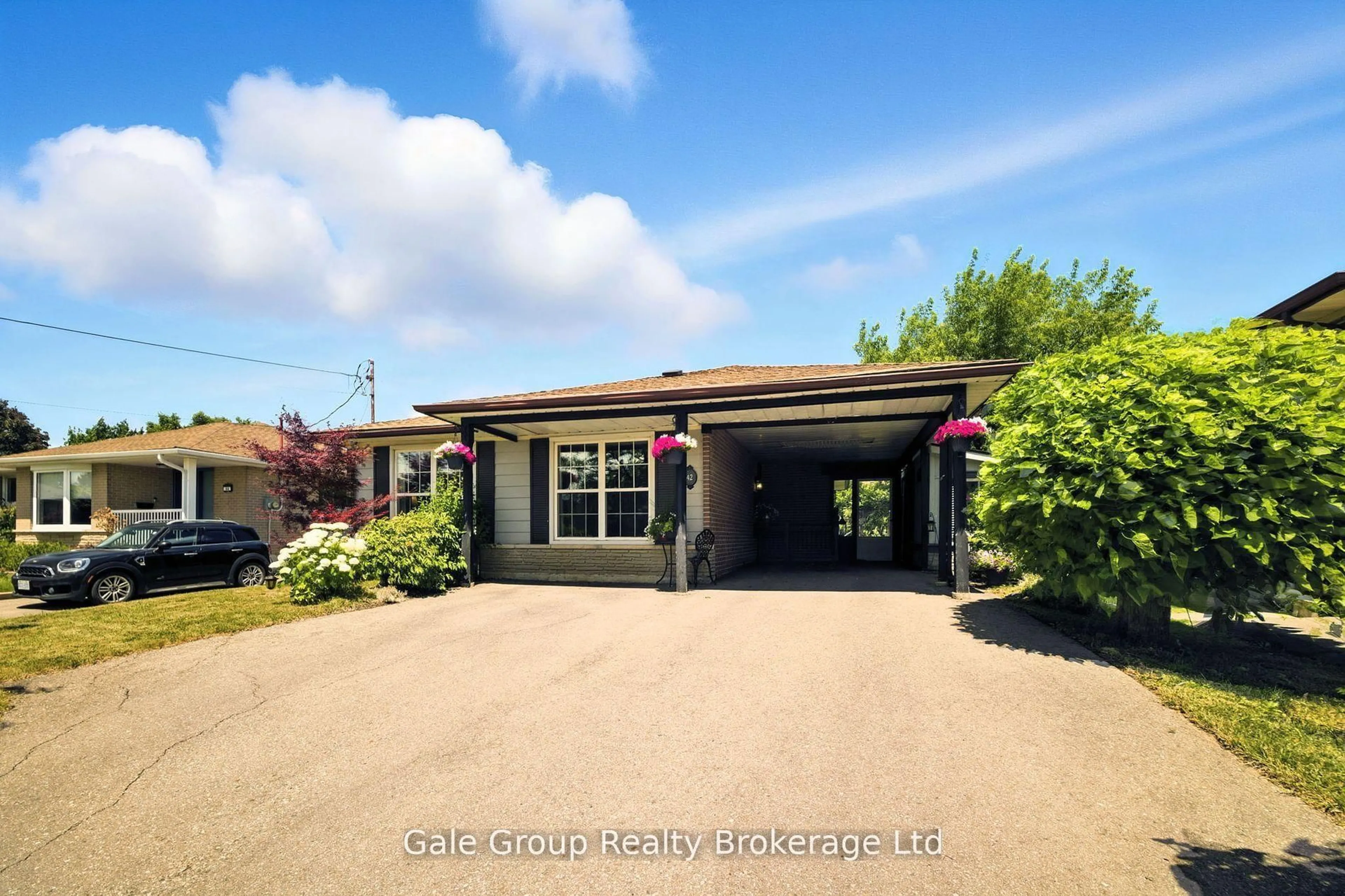A pic from outside/outdoor area/front of a property/back of a property/a pic from drone, street for 42 Moultrey Cres, Halton Hills Ontario L7G 4N5