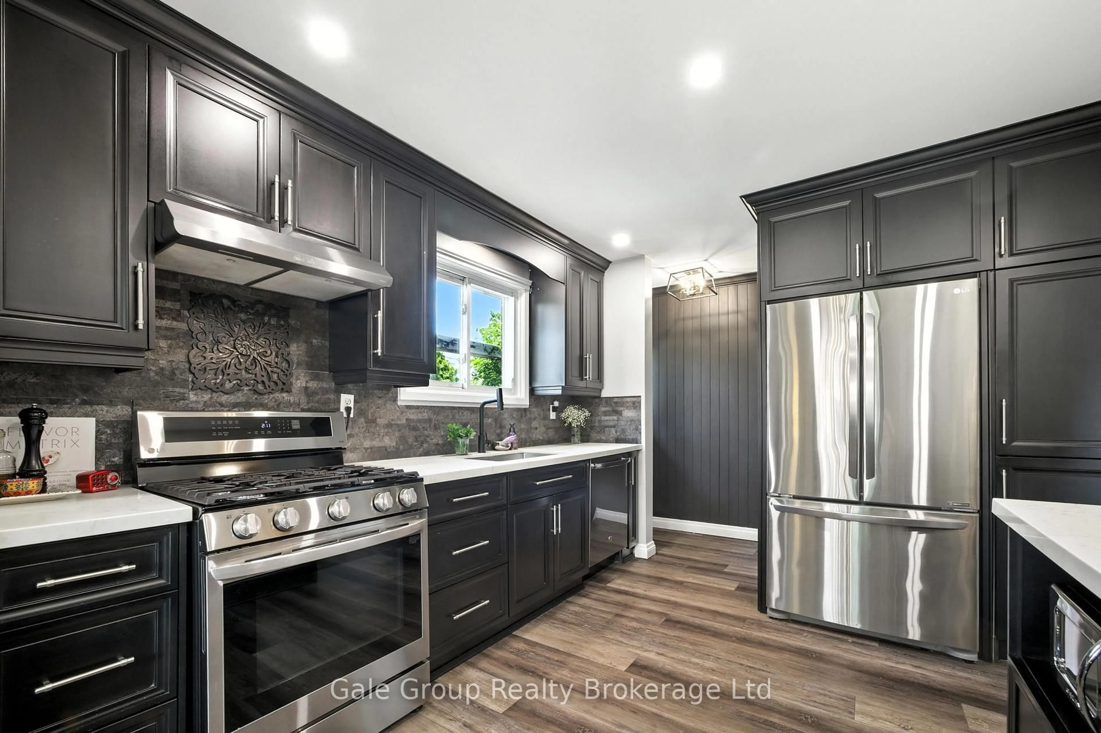 Contemporary kitchen, unknown for 42 Moultrey Cres, Halton Hills Ontario L7G 4N5
