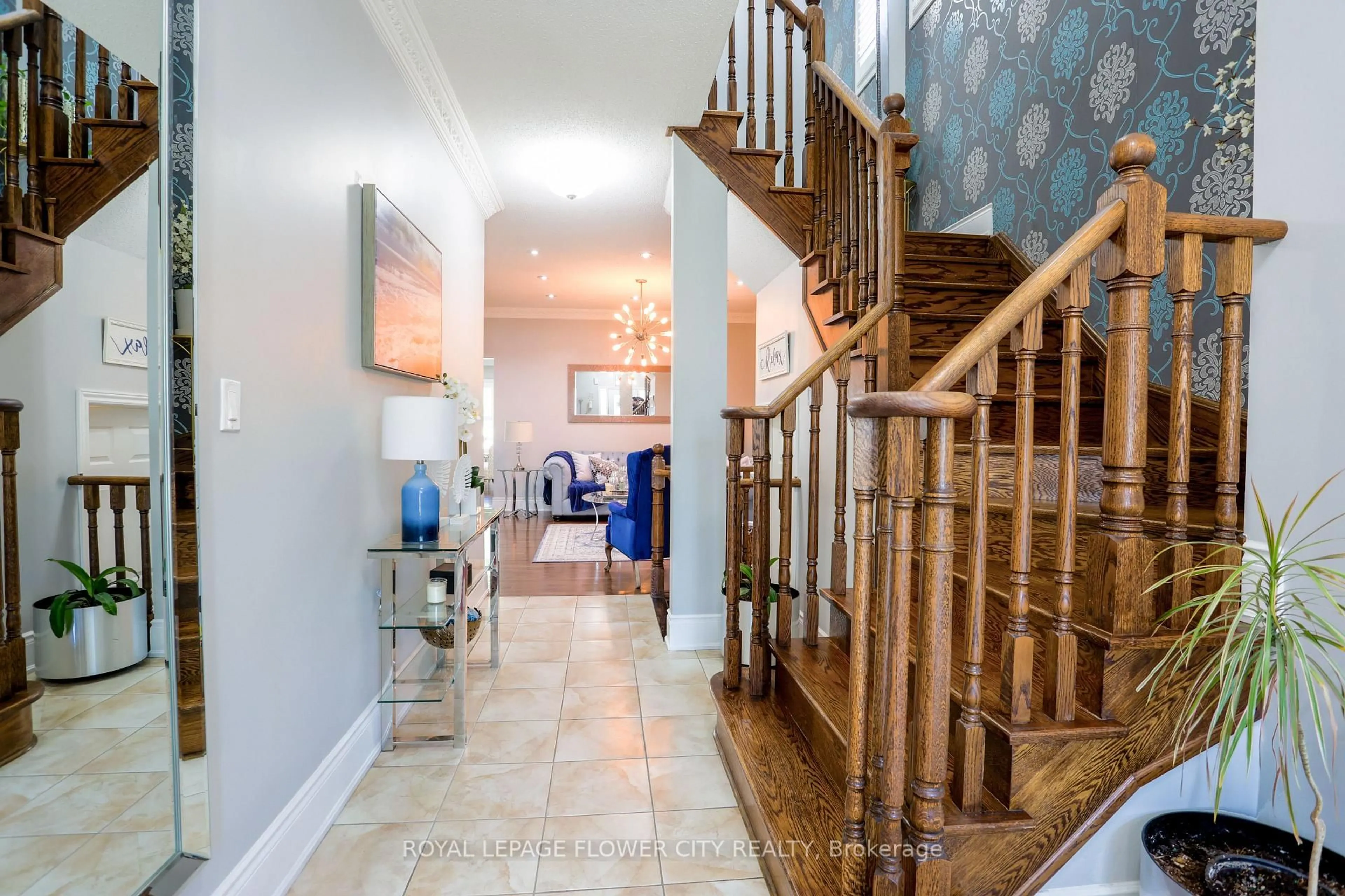 Indoor entryway for 19 Teal Crest Circ, Brampton Ontario L6X 2Z6