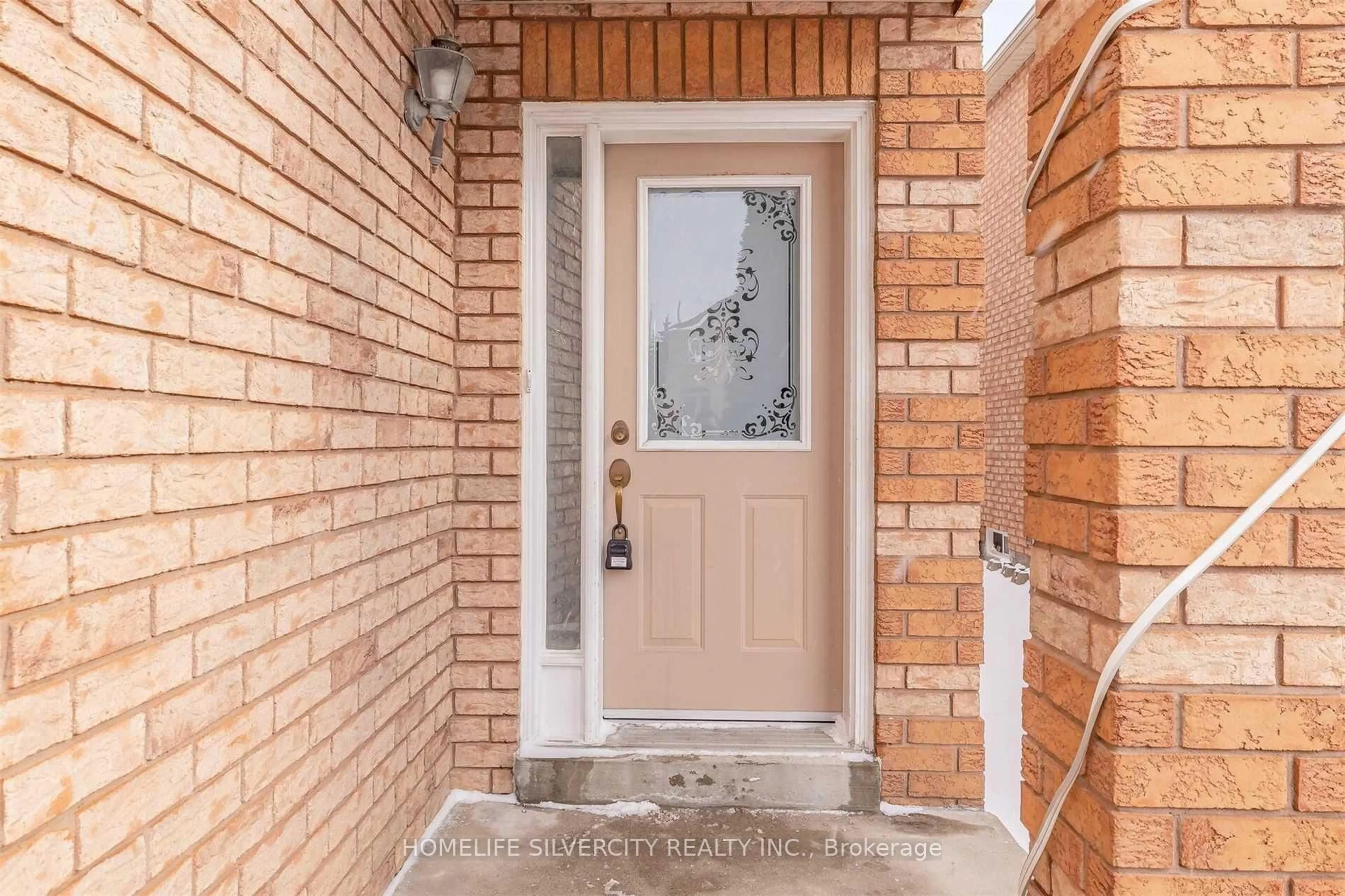 Indoor entryway for 39 Summerdale Cres, Brampton Ontario L6X 4V9