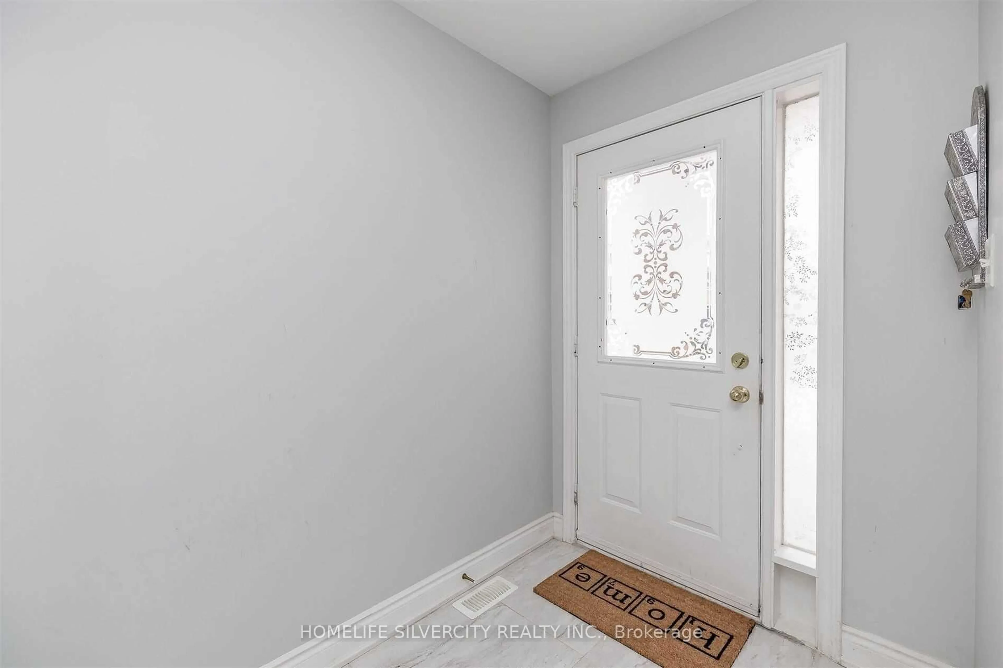 Indoor entryway for 39 Summerdale Cres, Brampton Ontario L6X 4V9