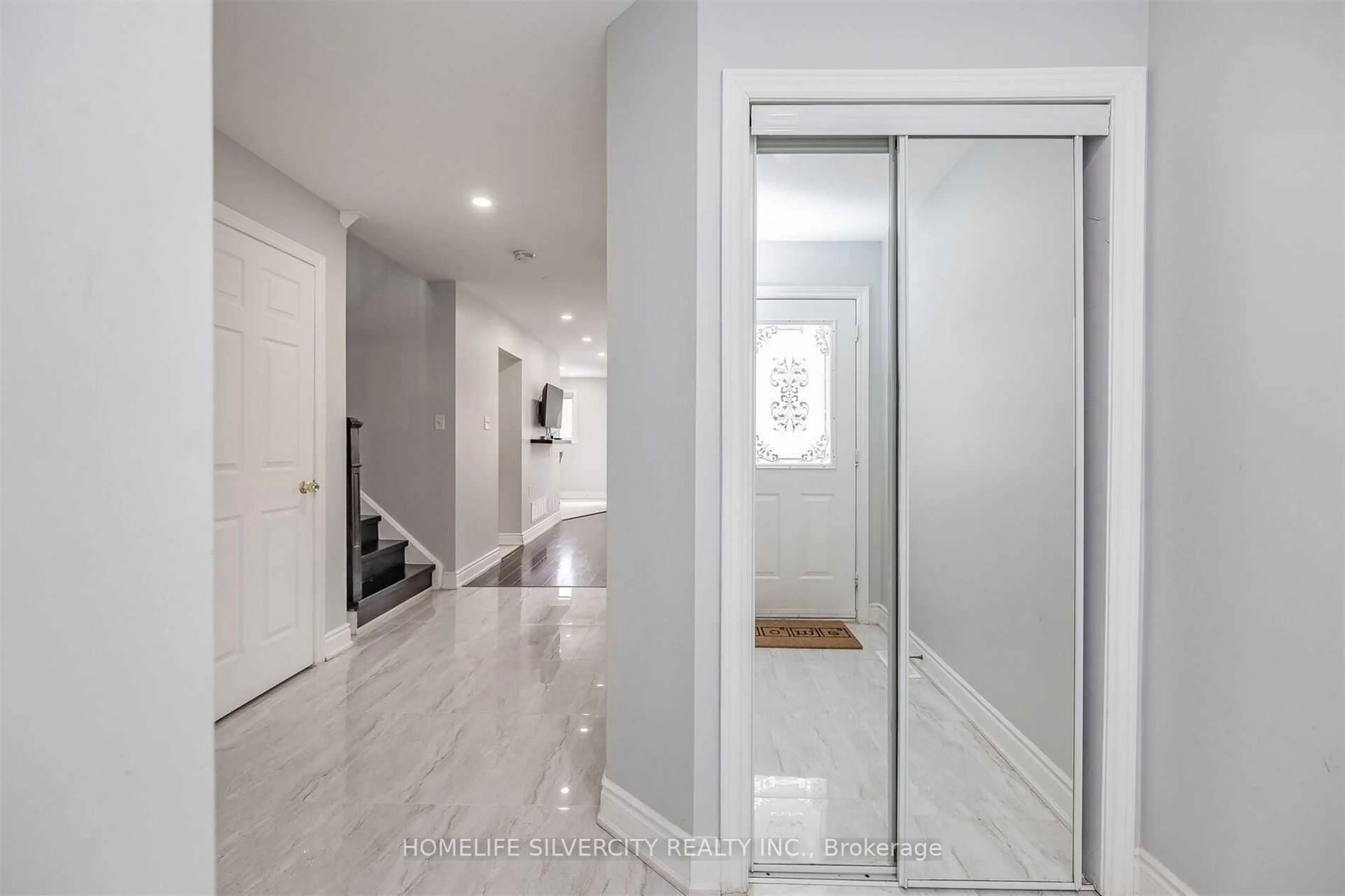 Indoor entryway for 39 Summerdale Cres, Brampton Ontario L6X 4V9