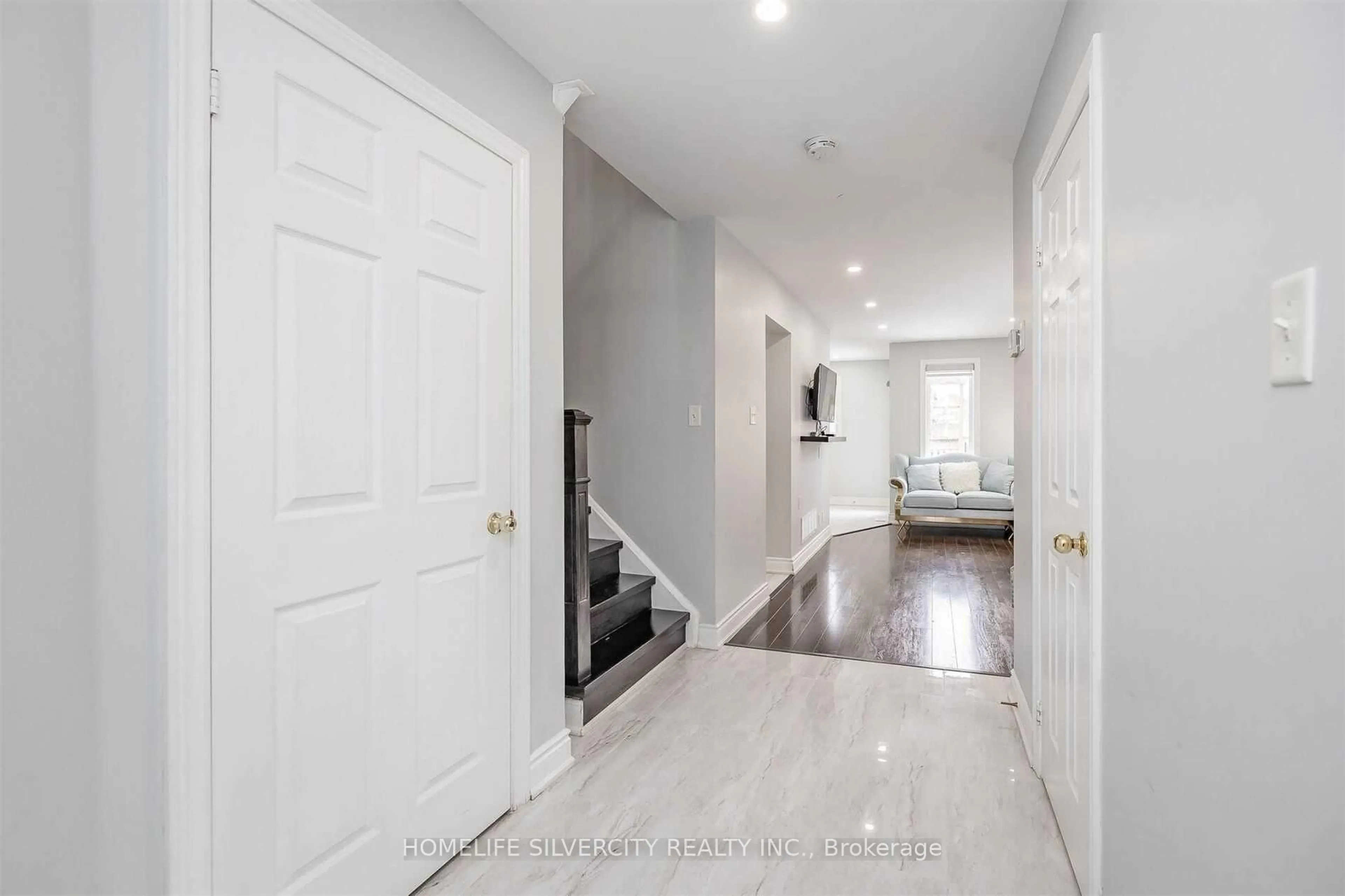 Indoor entryway for 39 Summerdale Cres, Brampton Ontario L6X 4V9
