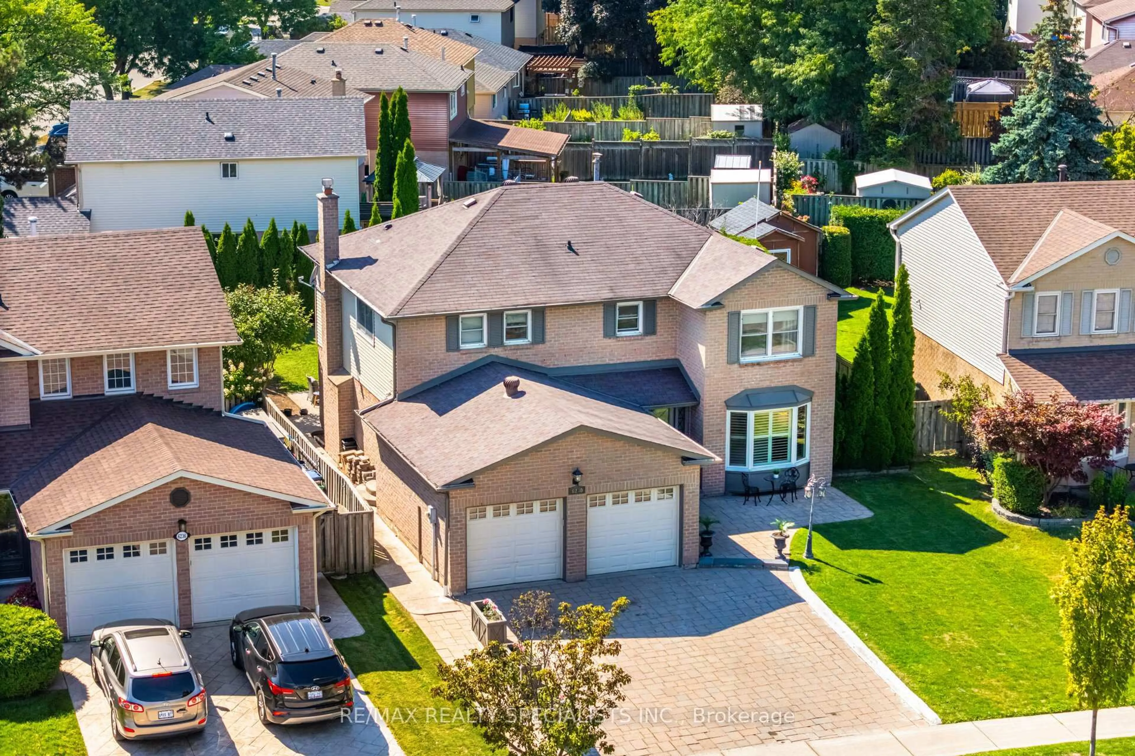 A pic from outside/outdoor area/front of a property/back of a property/a pic from drone, street for 6240 Edenwood Dr, Mississauga Ontario L5N 3B7