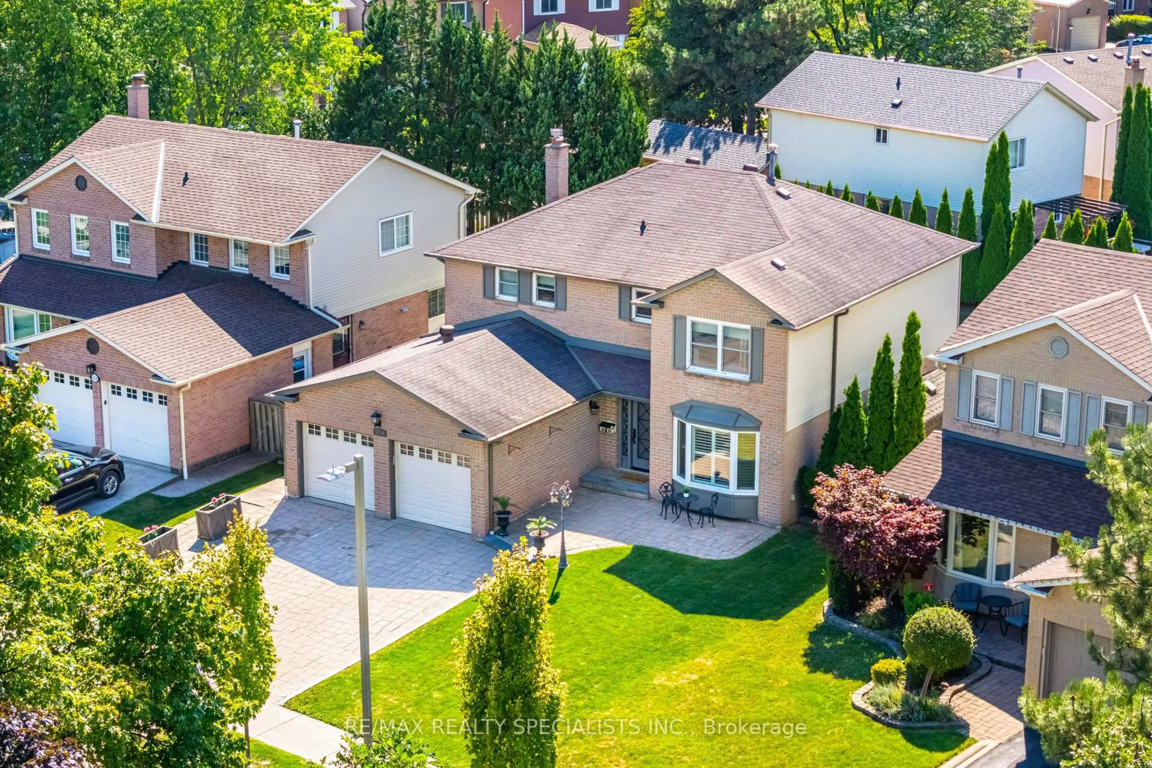 A pic from outside/outdoor area/front of a property/back of a property/a pic from drone, street for 6240 Edenwood Dr, Mississauga Ontario L5N 3B7
