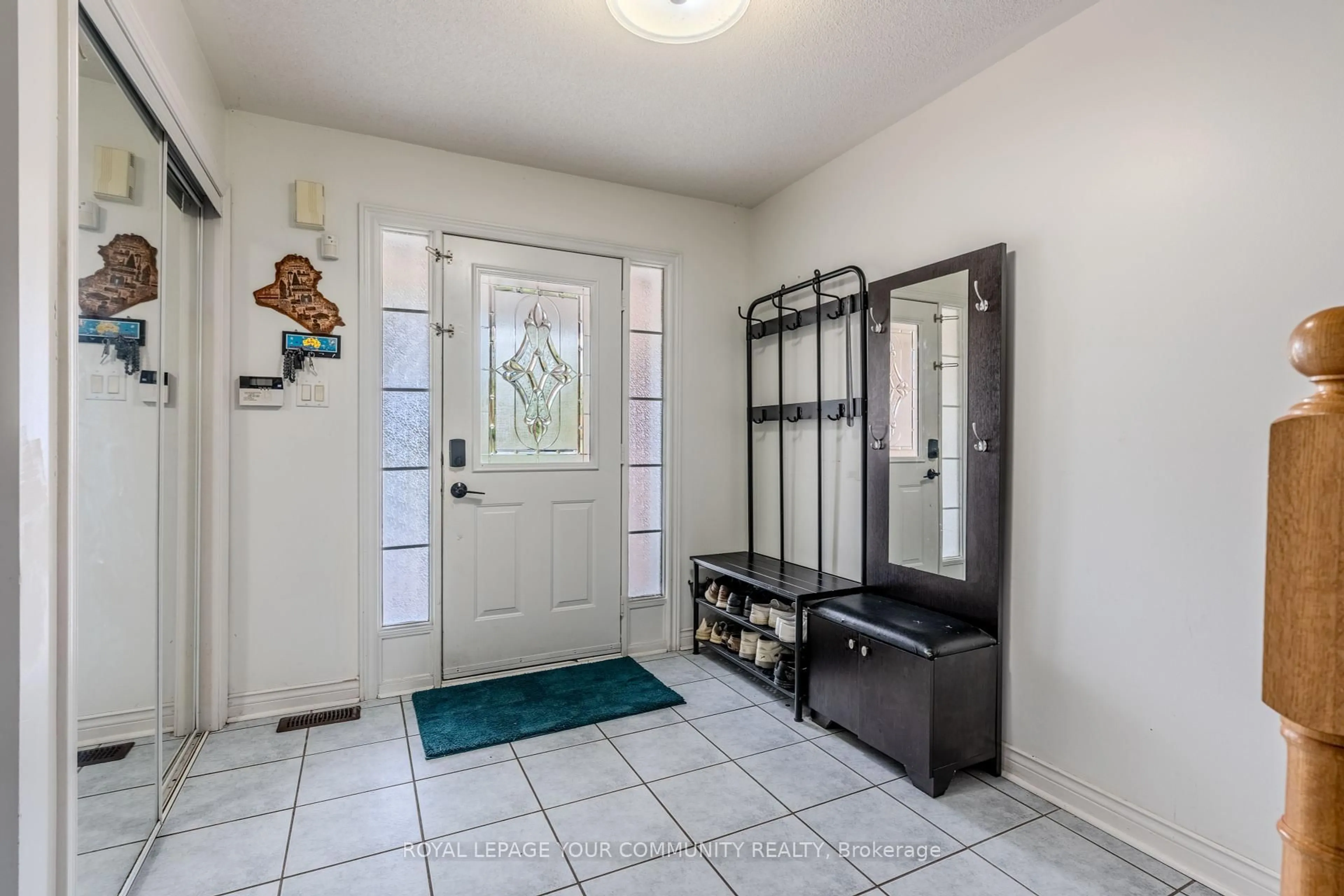 Indoor entryway for 22 Panama Pl, Brampton Ontario L6P 2G6