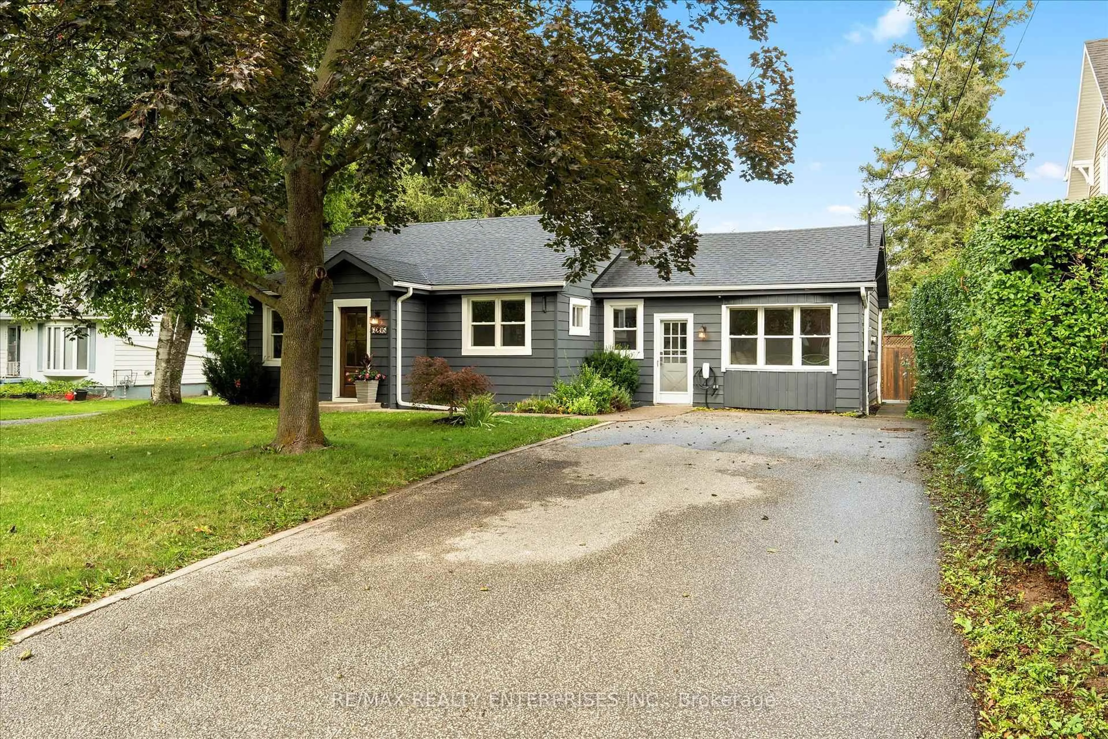 Home with vinyl exterior material, street for 6295 Guelph Line, Burlington Ontario L7P 0A6