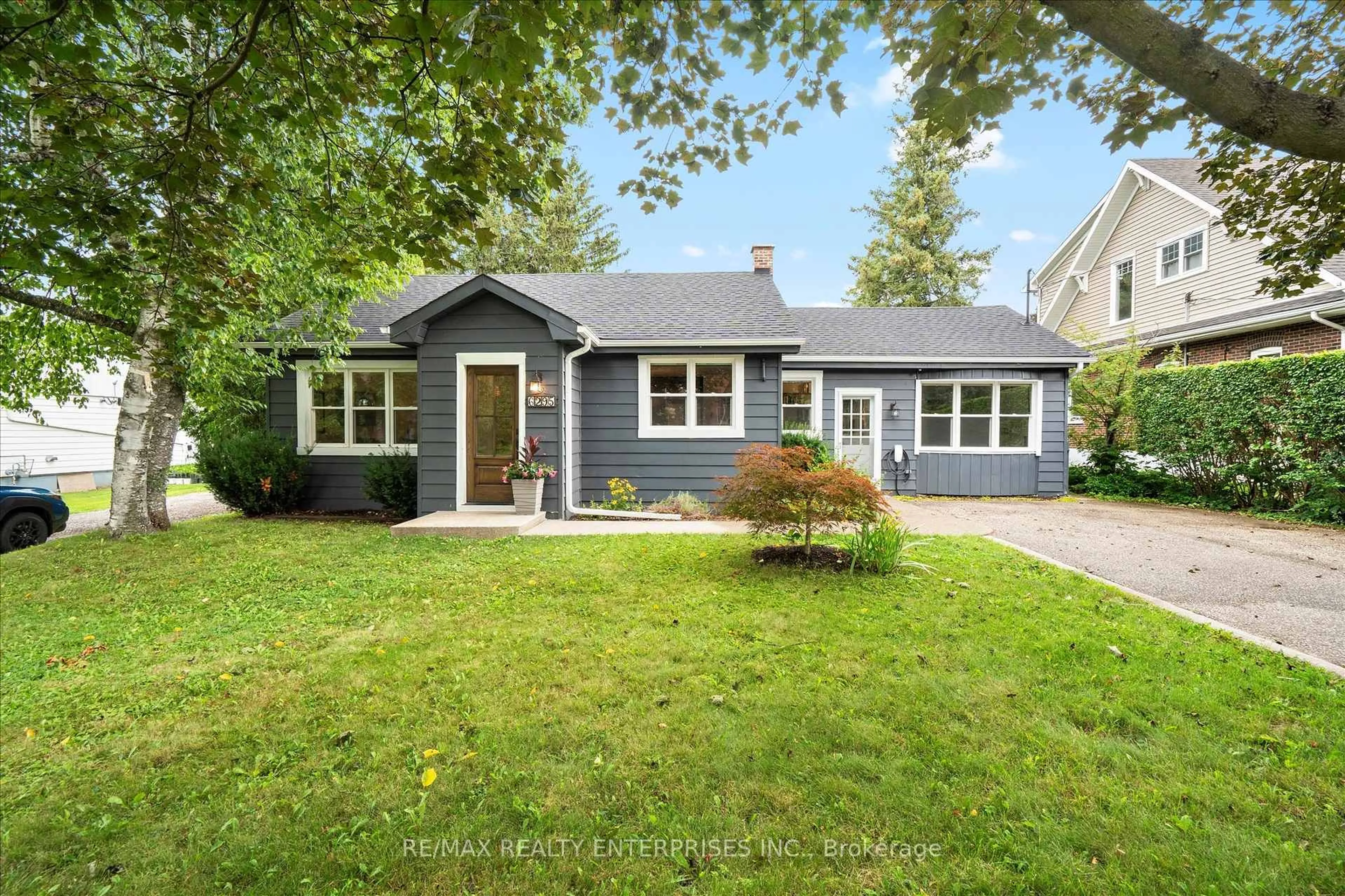 Home with vinyl exterior material, street for 6295 Guelph Line, Burlington Ontario L7P 0A6