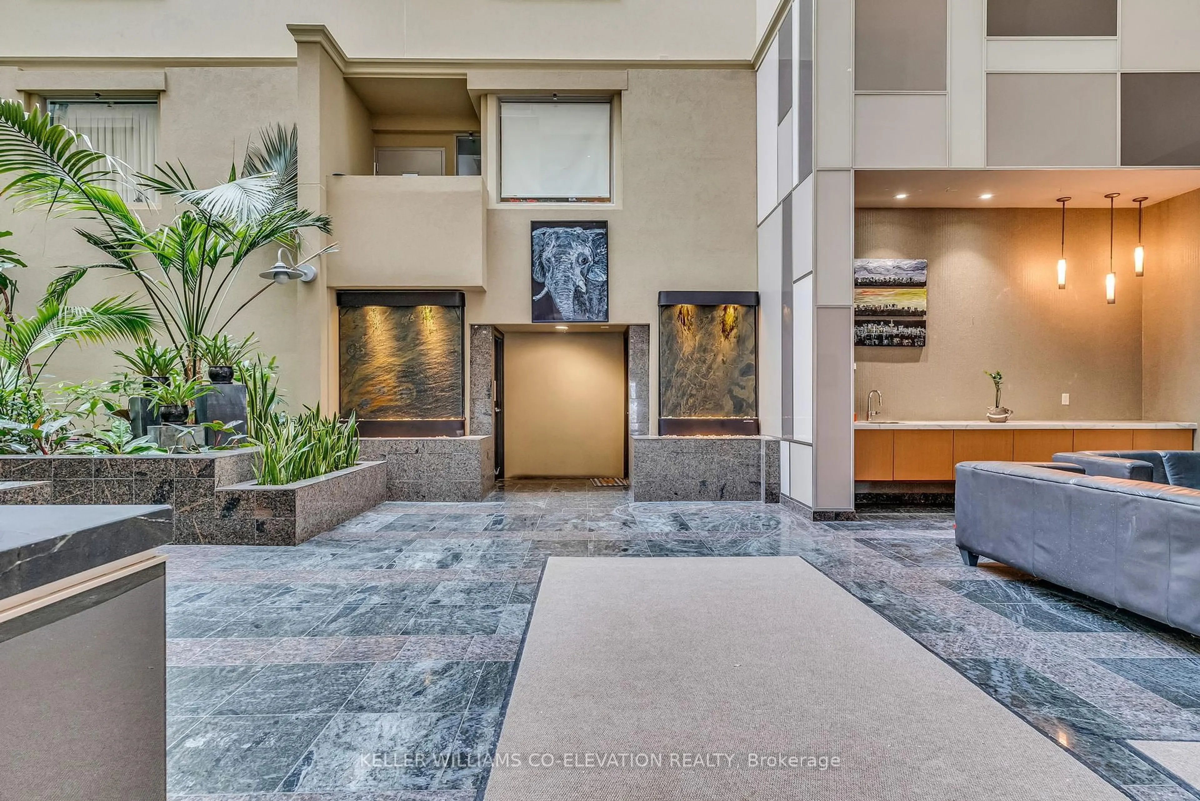 Indoor foyer for 437 Roncesvalles Ave #215, Toronto Ontario M6R 3B9