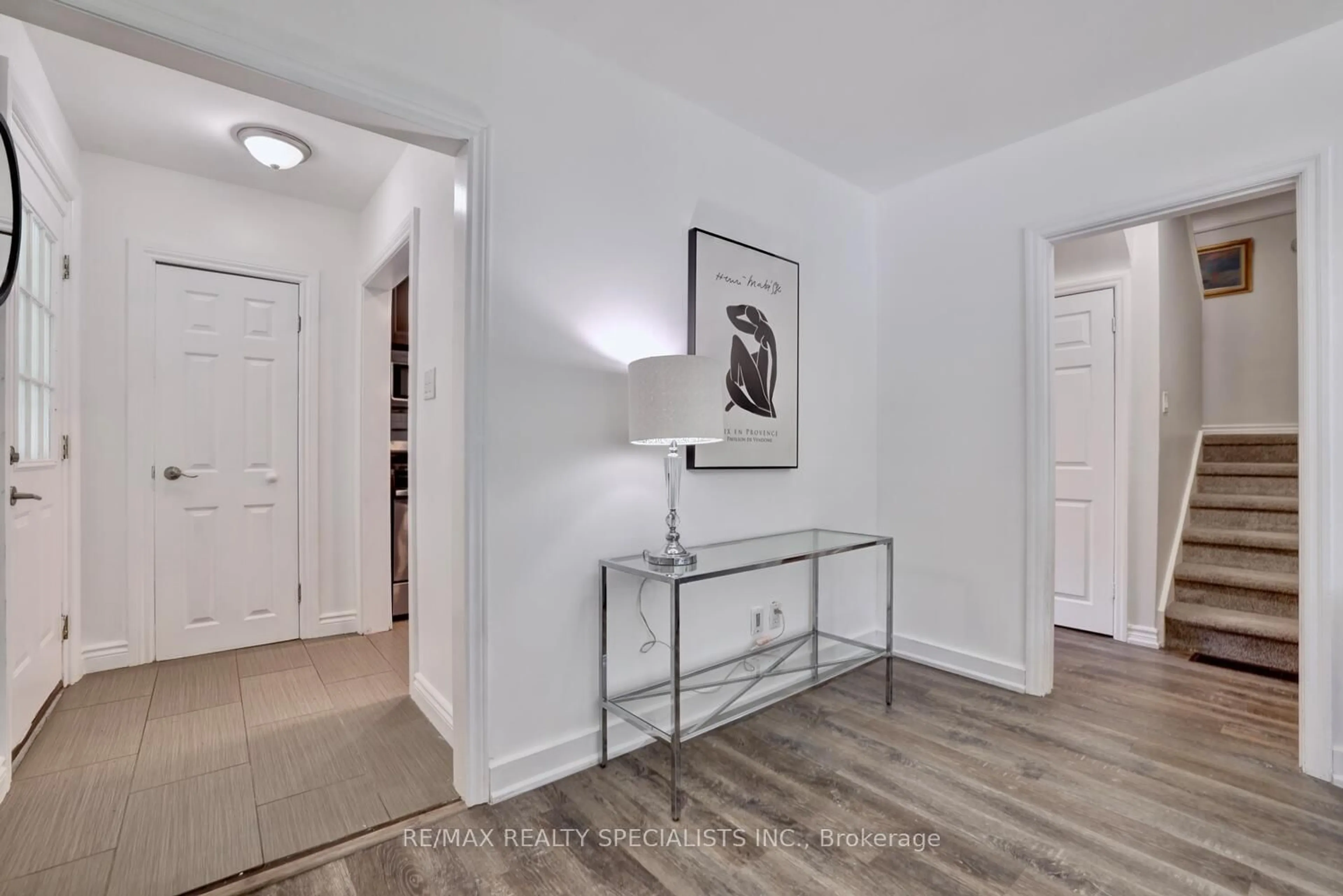 Indoor entryway for 2363 Parkway Dr, Burlington Ontario L7P 1T4