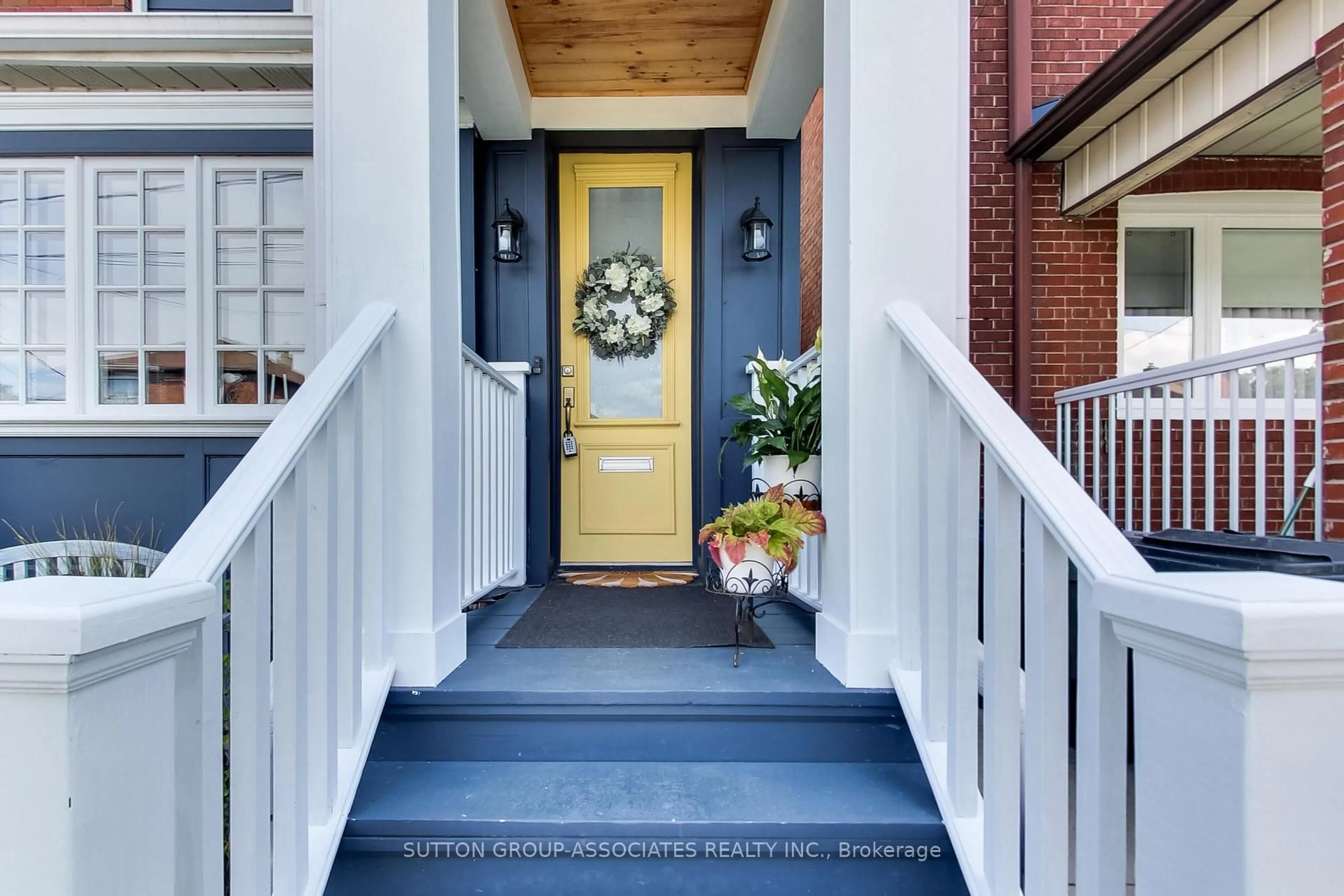 Indoor entryway for 97 Hatherley Rd, Toronto Ontario M6E 1W3