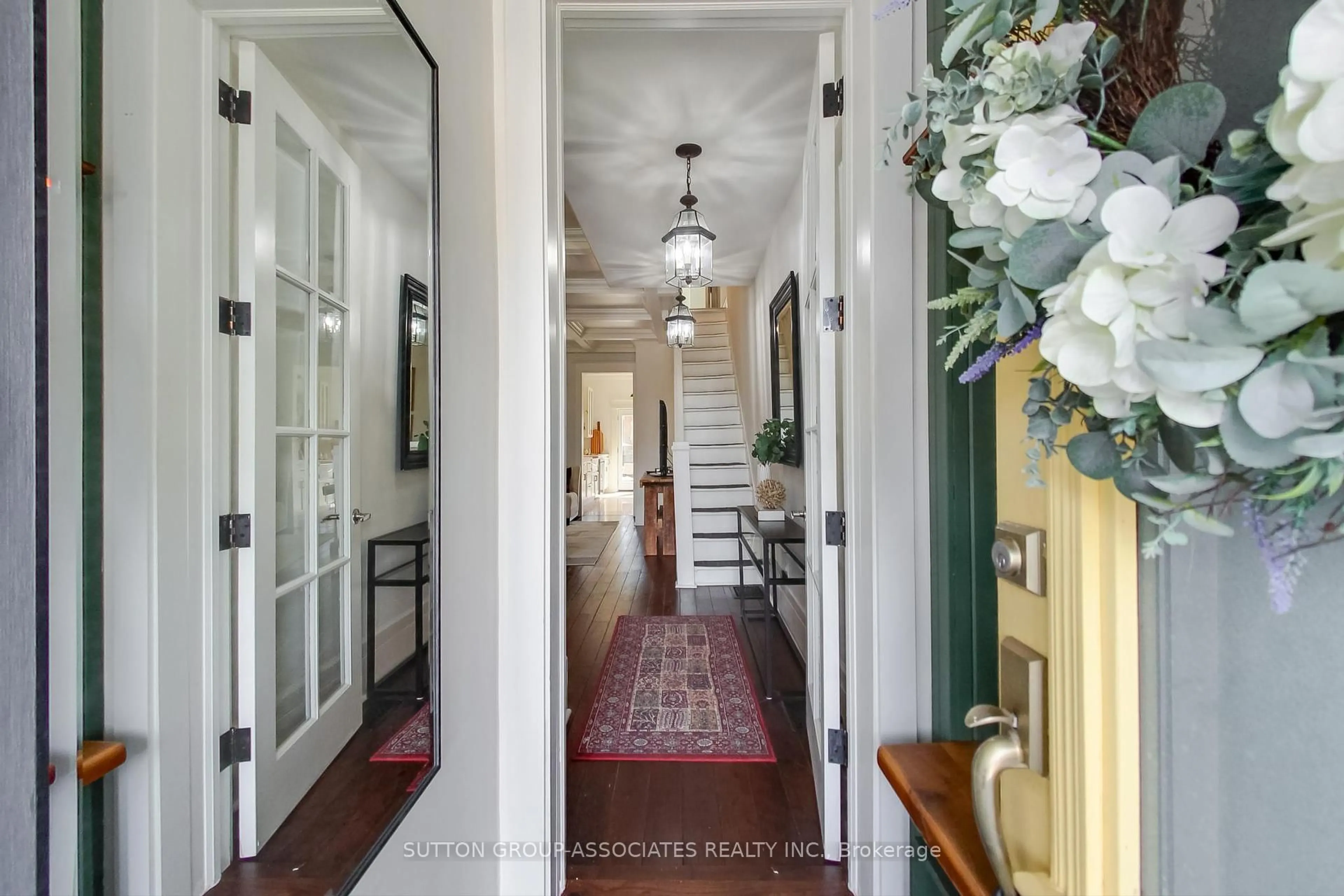 Indoor entryway for 97 Hatherley Rd, Toronto Ontario M6E 1W3