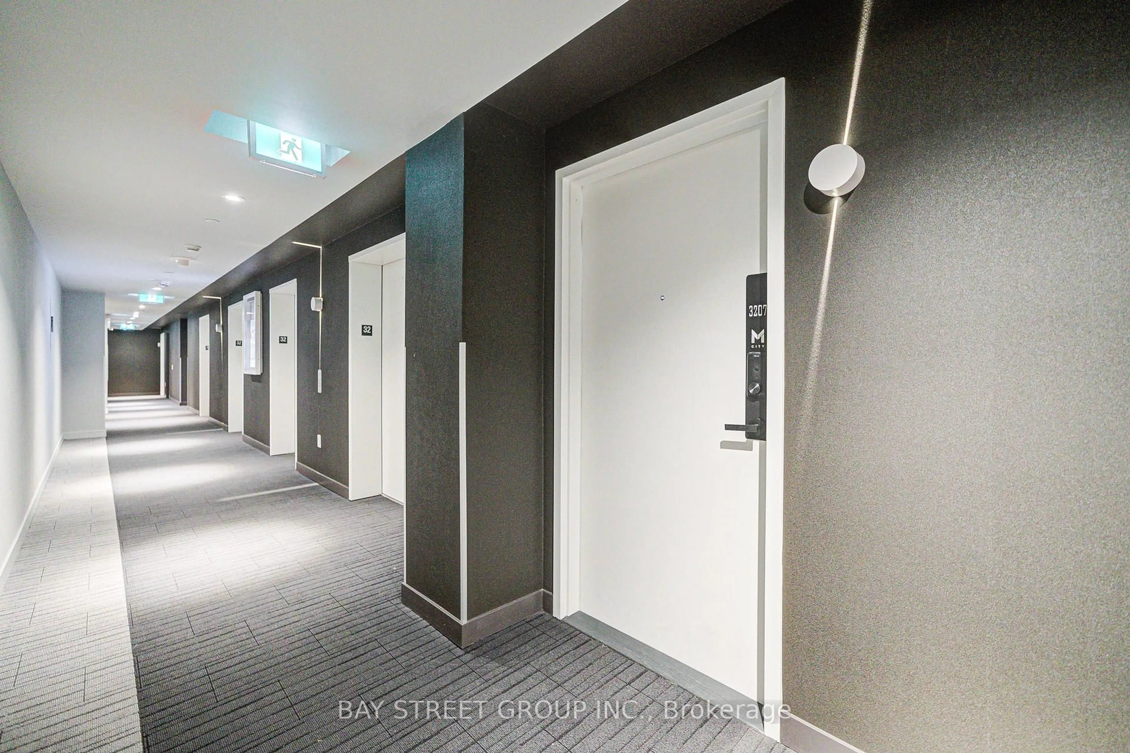 Indoor foyer for 3900 Confederation Pkwy #3207, Mississauga Ontario L5B 0M3