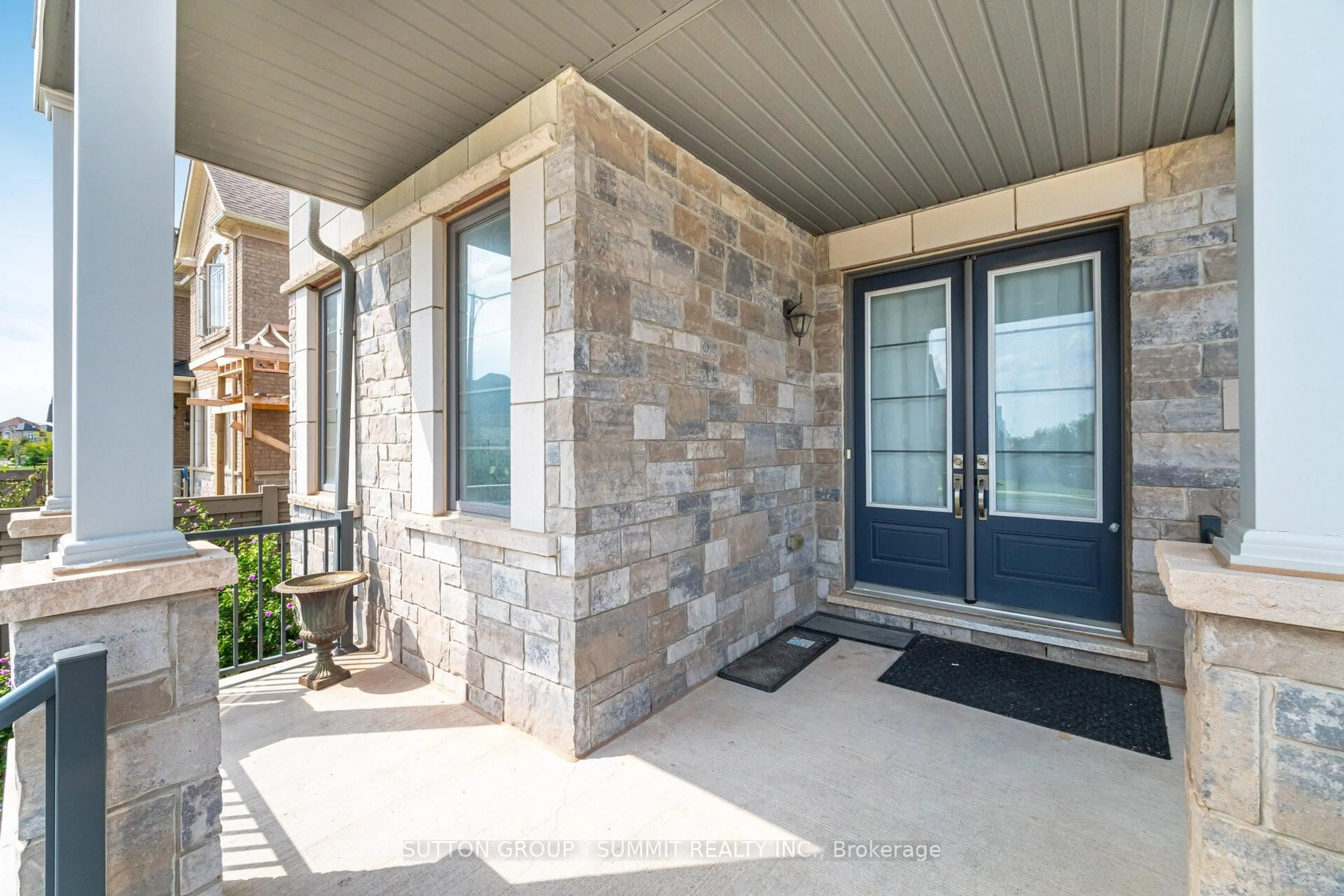 Indoor entryway for 20 Settlers Field Rd, Brampton Ontario L6X 5P2