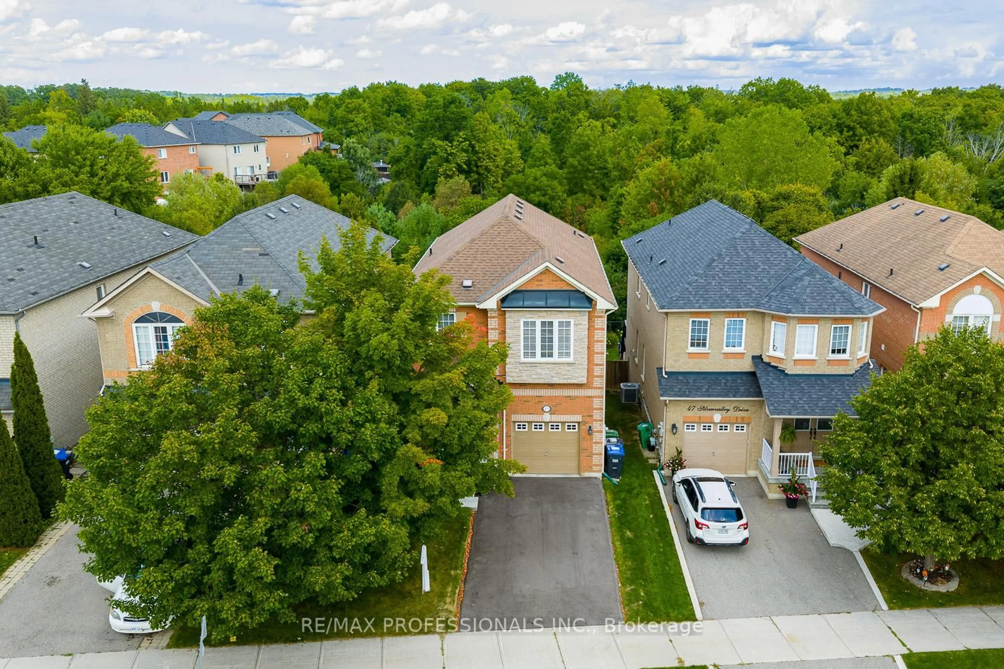 A pic from outside/outdoor area/front of a property/back of a property/a pic from drone, street for 45 Silvervalley Dr, Caledon Ontario L7E 2Y7