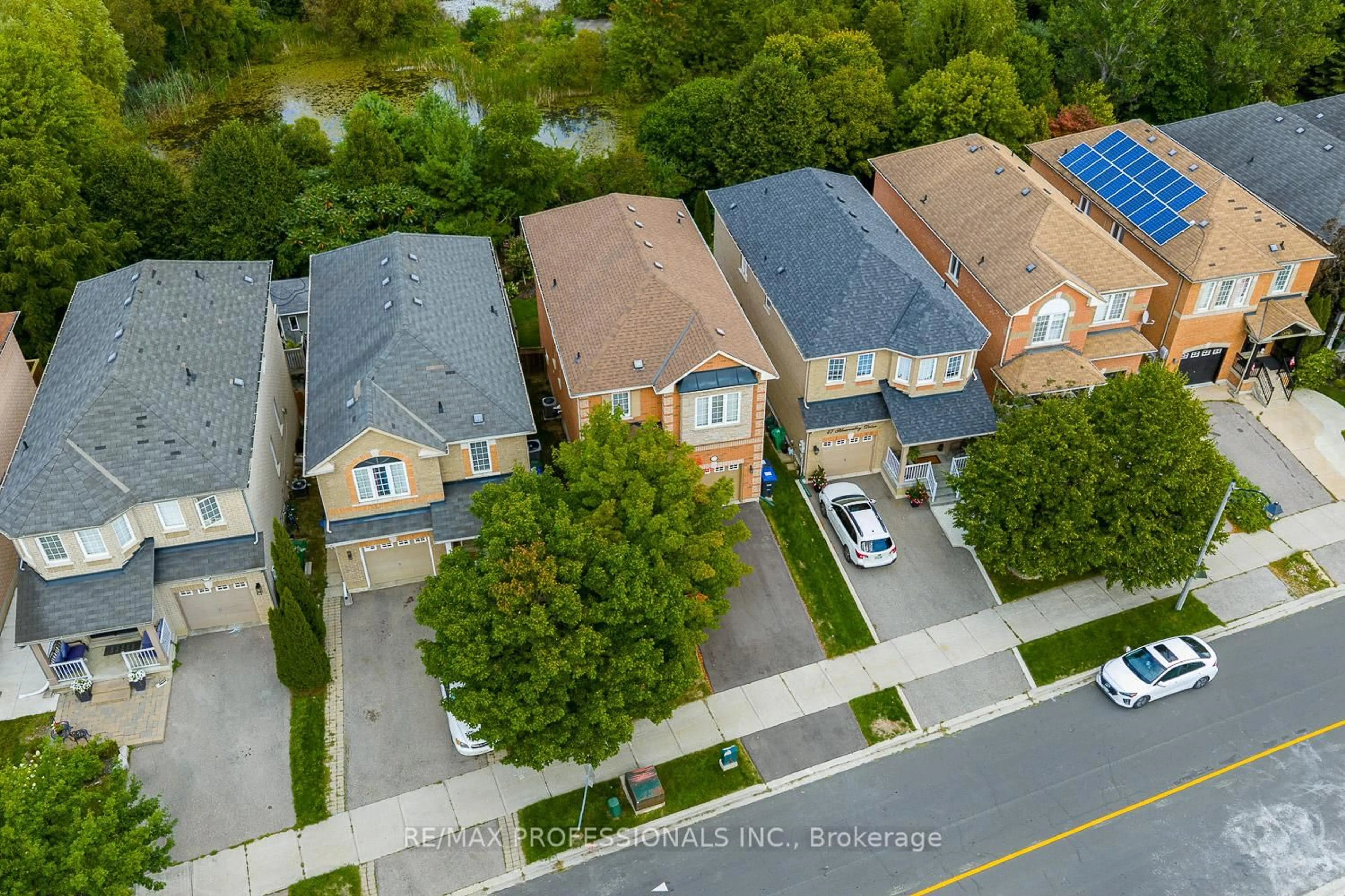A pic from outside/outdoor area/front of a property/back of a property/a pic from drone, street for 45 Silvervalley Dr, Caledon Ontario L7E 2Y7